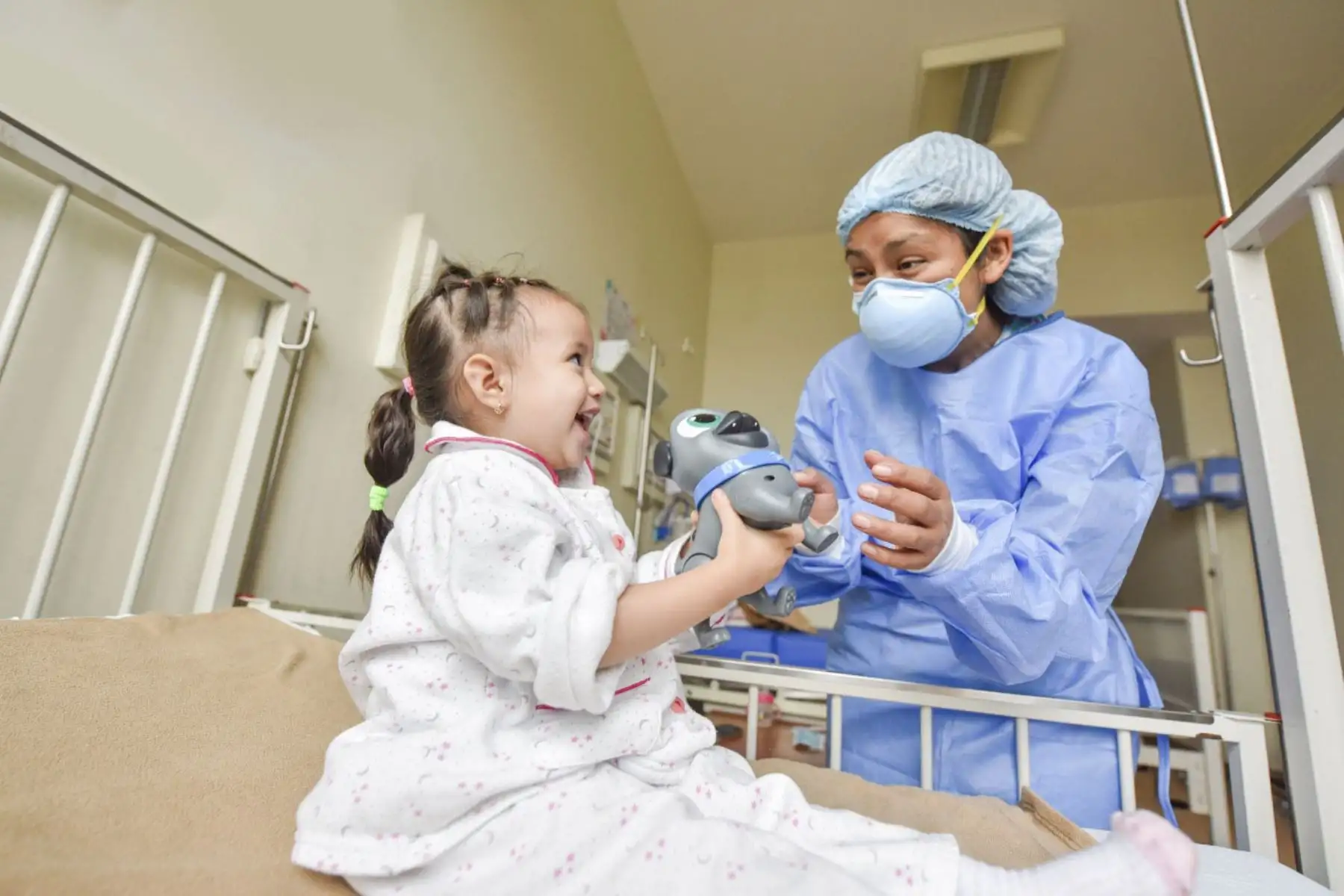 El Instituto Nacional de Salud del Niño San Borja conmemora este 30 de agosto el Día de la Enfermería Peruana. Son más de 620 licenciadas en enfermería que realizan diversas labores en las áreas de Hospitalización, Cuidados intensivos y Consulta externa, donde cumplen un rol importante de soporte emocional en la atención a los pequeños pacientes y su entorno, como parte de la política de humanización que impulsa este centro pediátrico. Foto: ANDINA/INSN