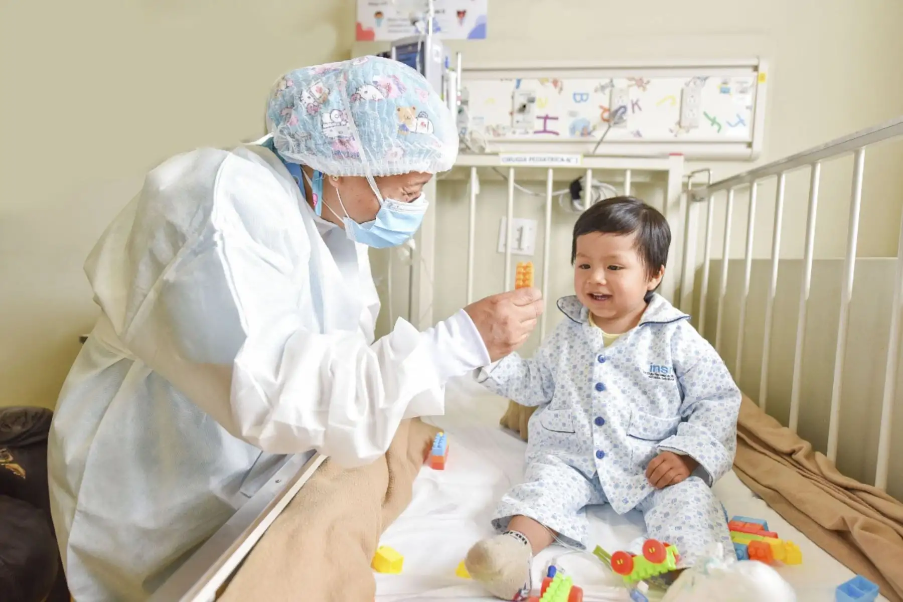 El Instituto Nacional de Salud del Niño San Borja conmemora este 30 de agosto el Día de la Enfermería Peruana. Son más de 620 licenciadas en enfermería que realizan diversas labores en las áreas de Hospitalización, Cuidados intensivos y Consulta externa, donde cumplen un rol importante de soporte emocional en la atención a los pequeños pacientes y su entorno, como parte de la política de humanización que impulsa este centro pediátrico. Foto: ANDINA/INSN