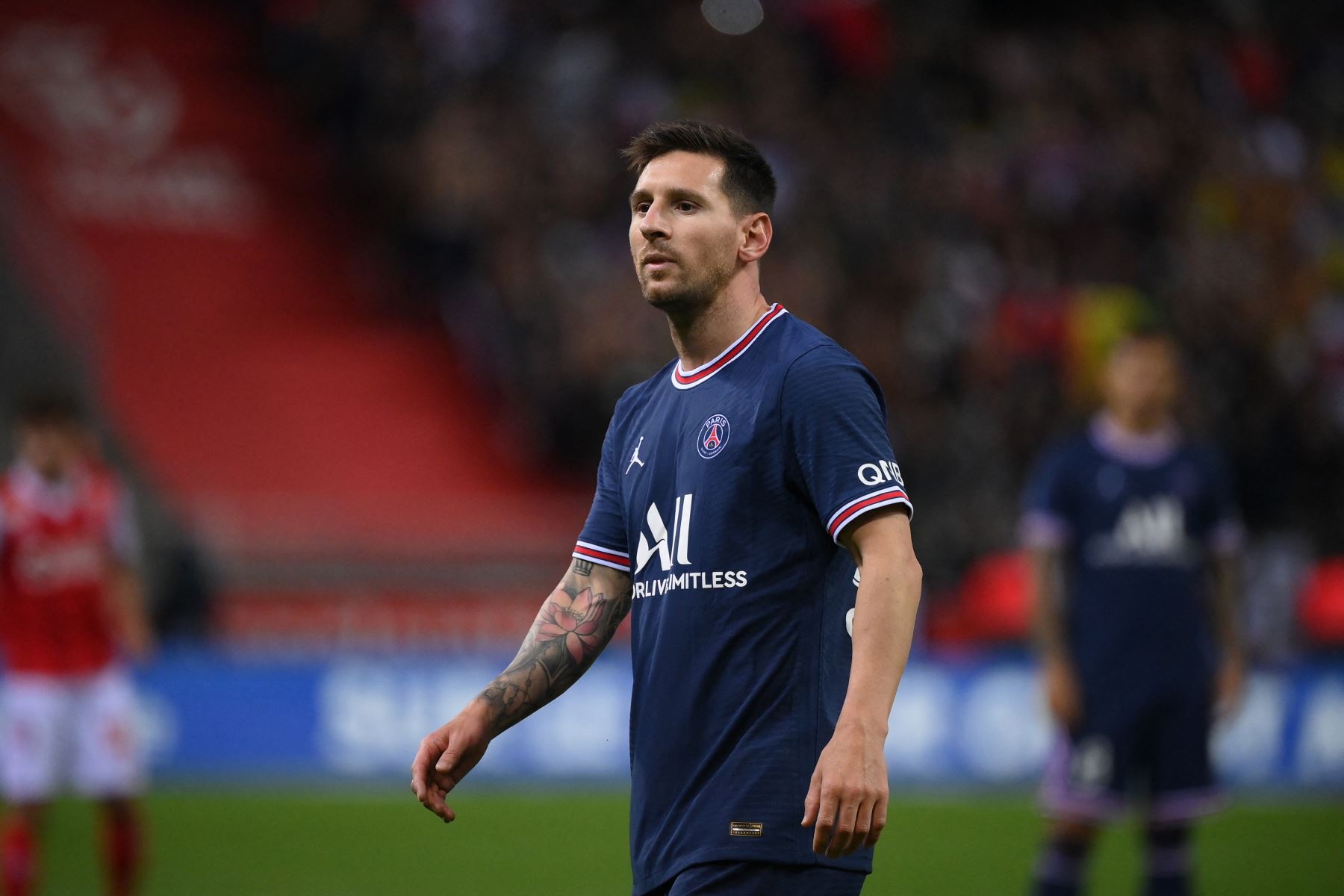 El delantero argentino del Paris Saint-Germain Lionel Messi mira durante el partido de fútbol francés L1 entre el Stade de Reims y el Paris Saint-Germain (PSG) en el Stade Auguste Delaune en Reims, en el norte de Francia, el 29 de agosto de 2021. Foto: AFP