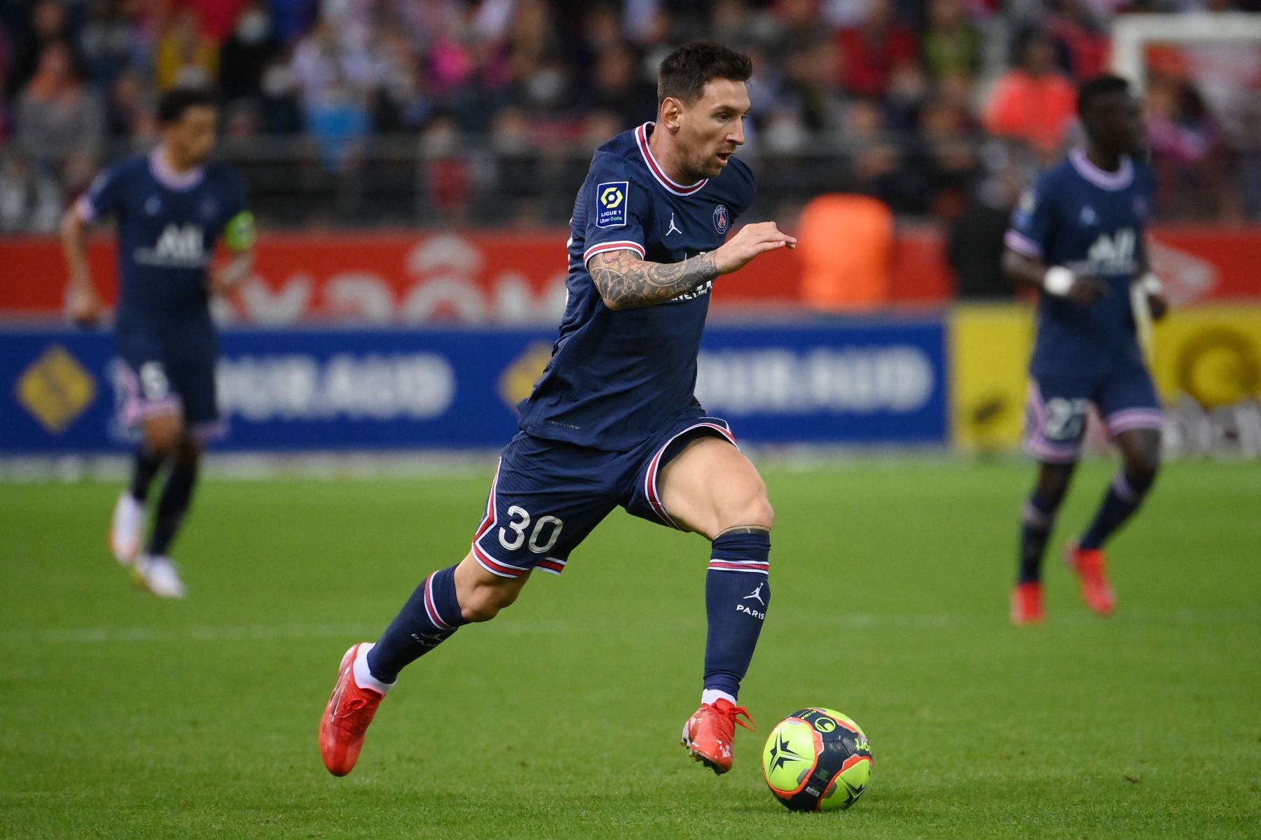 El delantero argentino del Paris Saint-Germain Lionel Messi corre con el balón durante el partido de fútbol francés L1 entre el Stade de Reims y el Paris Saint-Germain (PSG) en el Stade Auguste Delaune en Reims, en el norte de Francia, el 29 de agosto de 2021. Foto: AFP