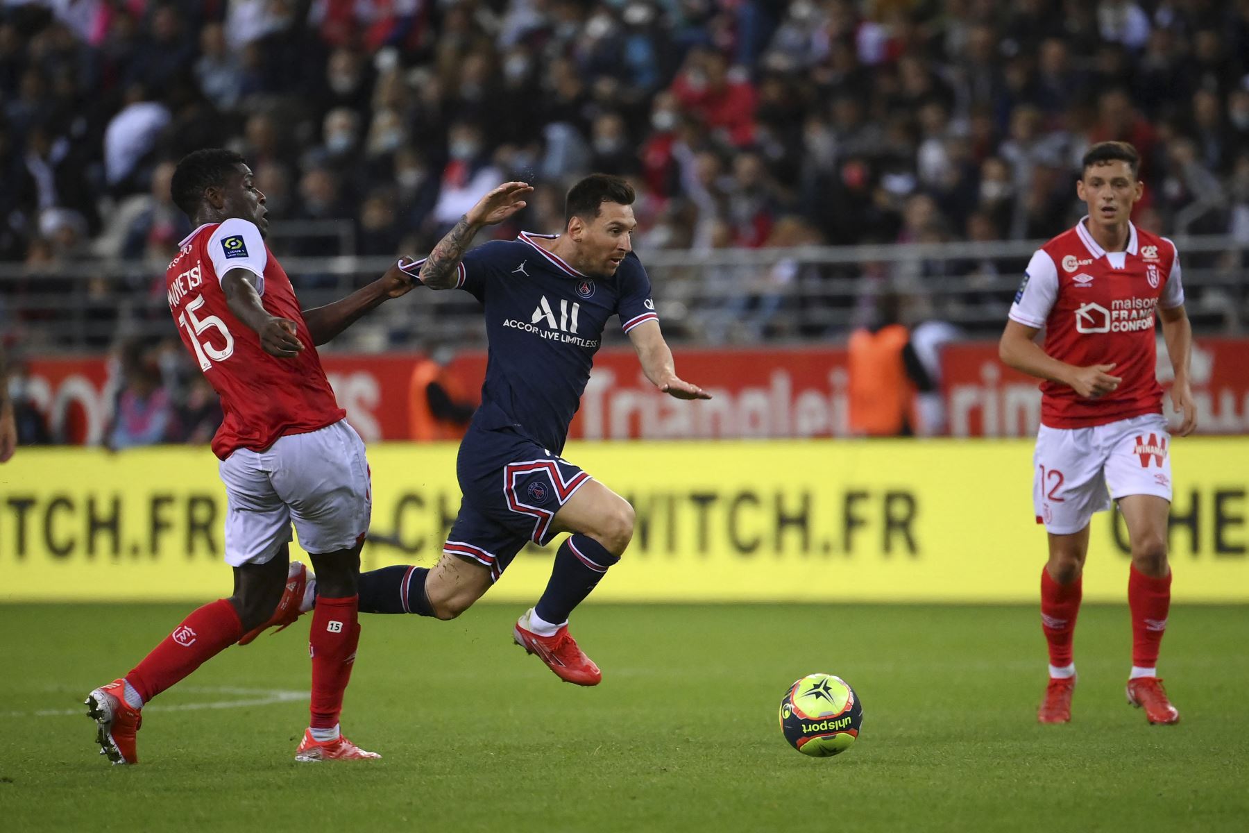 El centrocampista zimbabuense de Reims Marshall Munetsi pelea por el balón con el delantero argentino del Paris Saint-Germain Lionel Messi (2ndR) durante el partido de fútbol francés L1 entre el Stade de Reims y el Paris Saint-Germain en el estadio Auguste Delaune de Reims el 29 de agosto de 2021. Foto: AFP