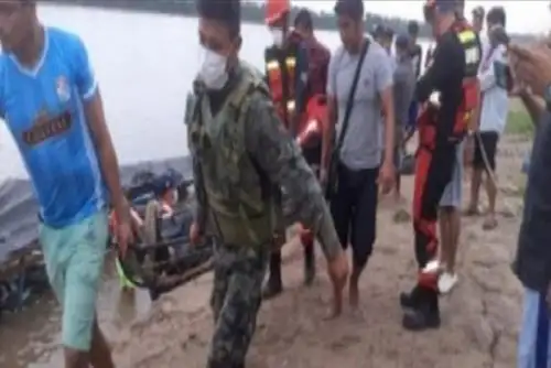 Miembros de la Marina de Guerra del Perú realizan trabajos de búsqueda y rescate tras el accidente acuático..Se ha logrado rescatar hasta el momento a 60 personas.