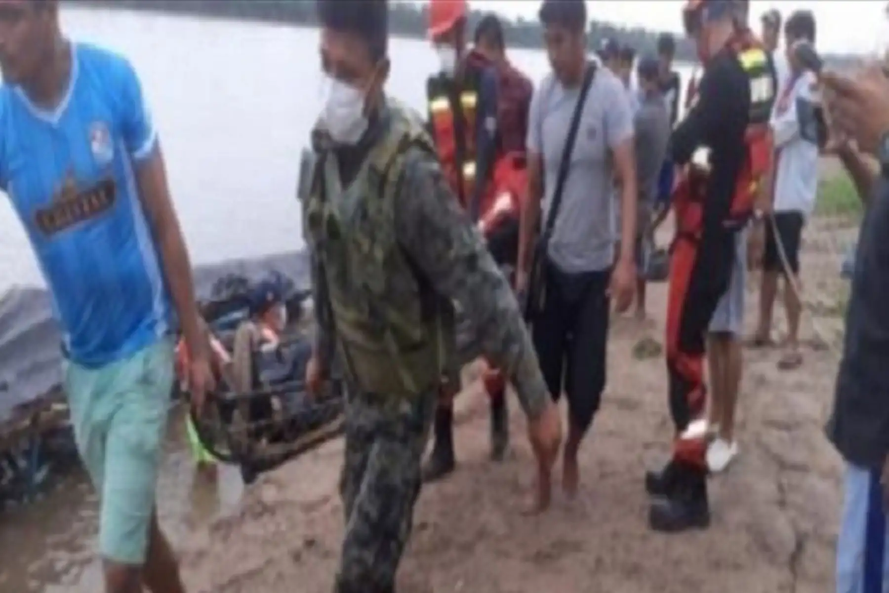 Miembros de la Marina de Guerra del Perú realizan trabajos de búsqueda y rescate tras el accidente acuático..Se ha logrado rescatar hasta el momento a 60 personas.