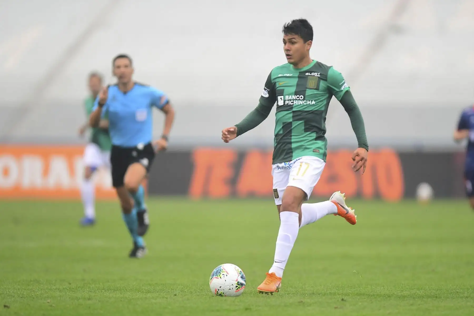 J. Concha de Alianza Lima domina el balón en un partido de la Fase 2 de la Liga 1. Alianza Lima gana 1 a 0 a Universidad César Vallejo en un partido de la Fase 2 de la Liga 1. Con este resultado la blanquiazul  amplió su ventaja y queda líder del campeonato clausura. Foto: La Liga