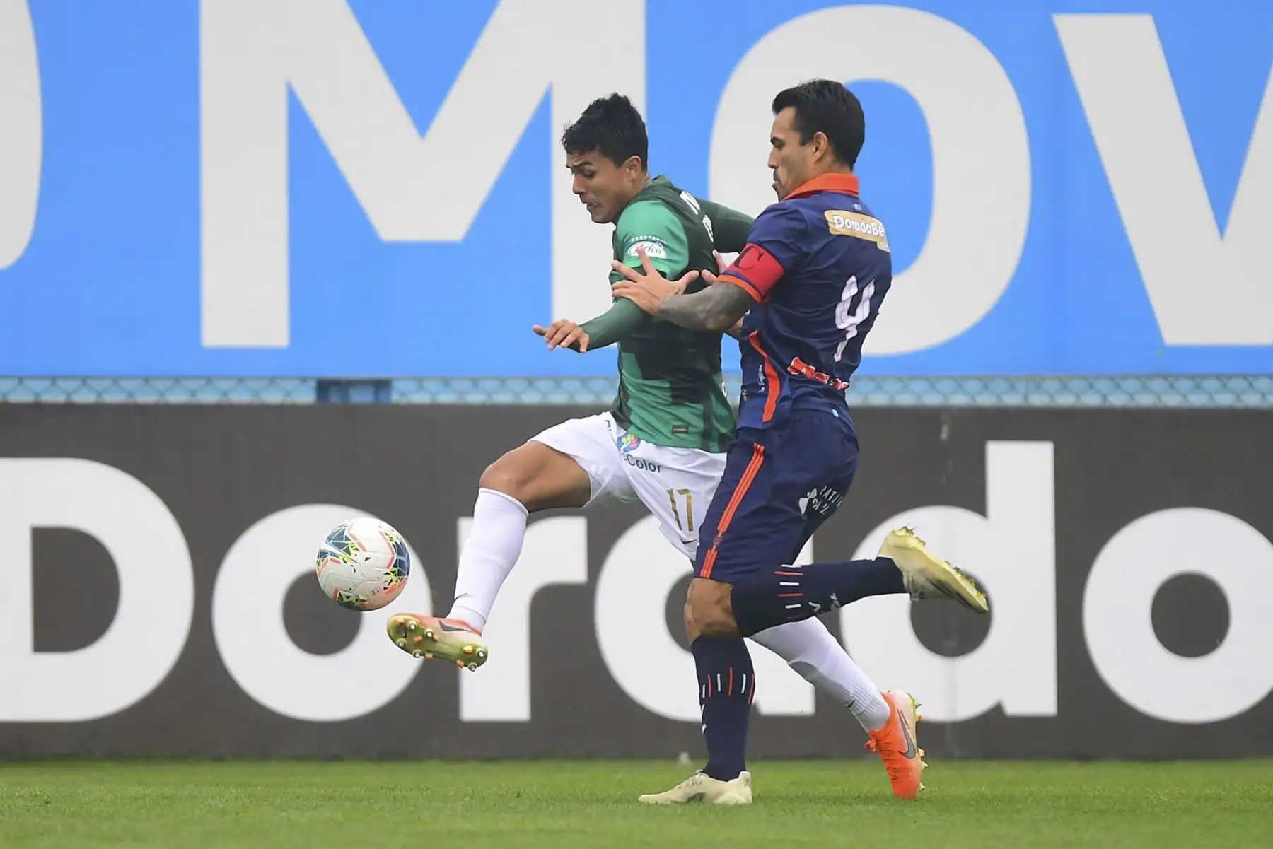 J. Concha de Alianza Lima disputa el balón contra L. Fleitas de César Vallejo  en un partido de la Fase 2 de la Liga 1. Foto: La Liga