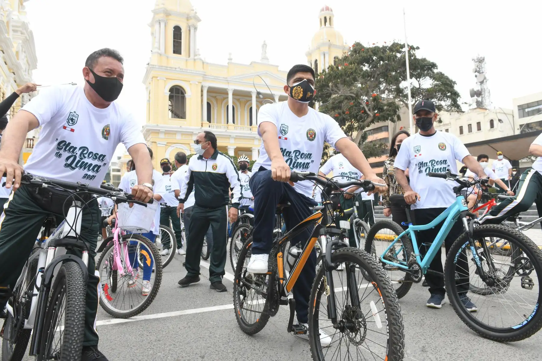 El ministro del Interior, Juan Carrasco, visitó la ciudad de Chiclayo, donde participó de la bicicleteada en homenaje a Santa Rosa de Lima que fue organizada por la II Macro Región Policial Lambayeque que dirige el general PNP Jhonny Veliz. Foto: ANDINA/Mininter