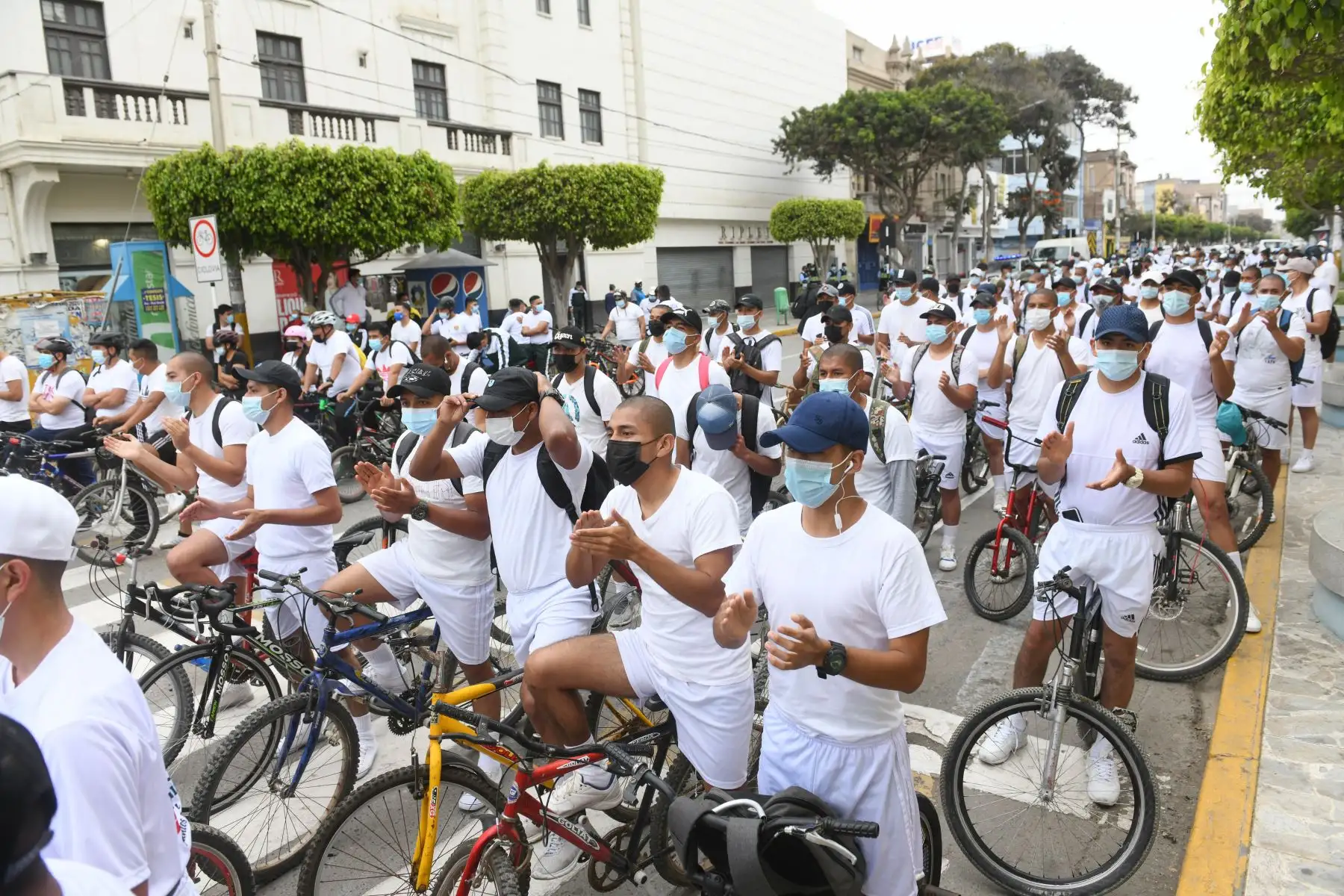 El ministro del Interior, Juan Carrasco, visitó la ciudad de Chiclayo, donde participó de la bicicleteada en homenaje a Santa Rosa de Lima que fue organizada por la II Macro Región Policial Lambayeque que dirige el general PNP Jhonny Veliz. Foto: ANDINA/Mininter