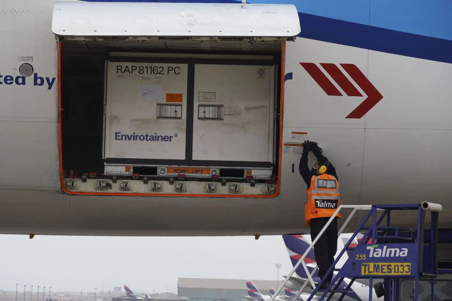 Viceministros de salud reciben un nuevo lote de un millón de vacunas contra la Covid-19 en el Aeropuerto Internacional Jorge Chávez, para continuar con el proceso de vacunación a nivel nacional, ante una tercera ola. Foto: ANDINA/Minsa
