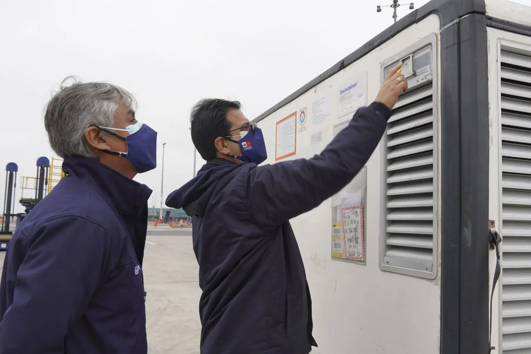 Viceministros de salud reciben un nuevo lote de un millón de vacunas contra la Covid-19 en el Aeropuerto Internacional Jorge Chávez, para continuar con el proceso de vacunación a nivel nacional, ante una tercera ola. Foto: ANDINA/Minsa
