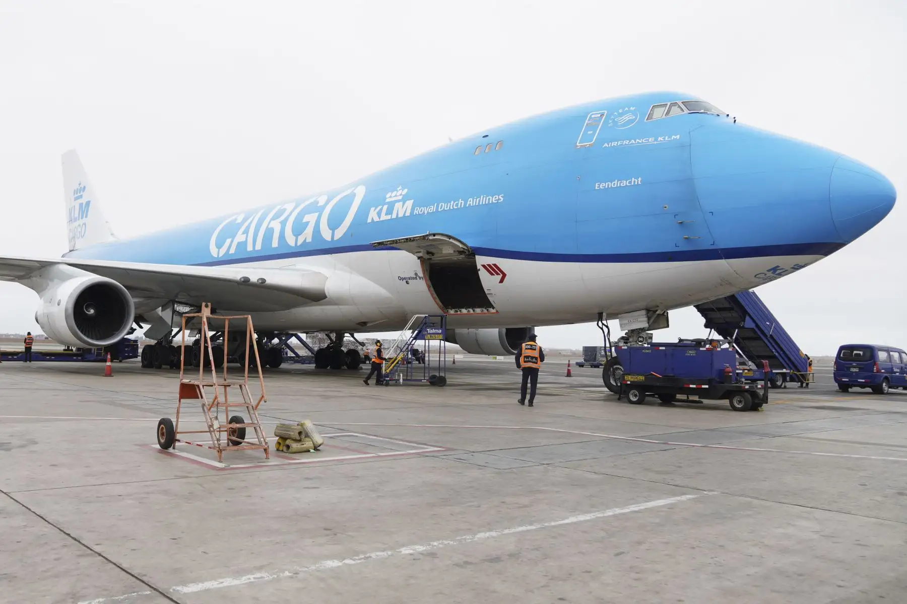 Viceministros de salud reciben un nuevo lote de un millón de vacunas contra la Covid-19 en el Aeropuerto Internacional Jorge Chávez, para continuar con el proceso de vacunación a nivel nacional, ante una tercera ola. Foto: ANDINA/Minsa