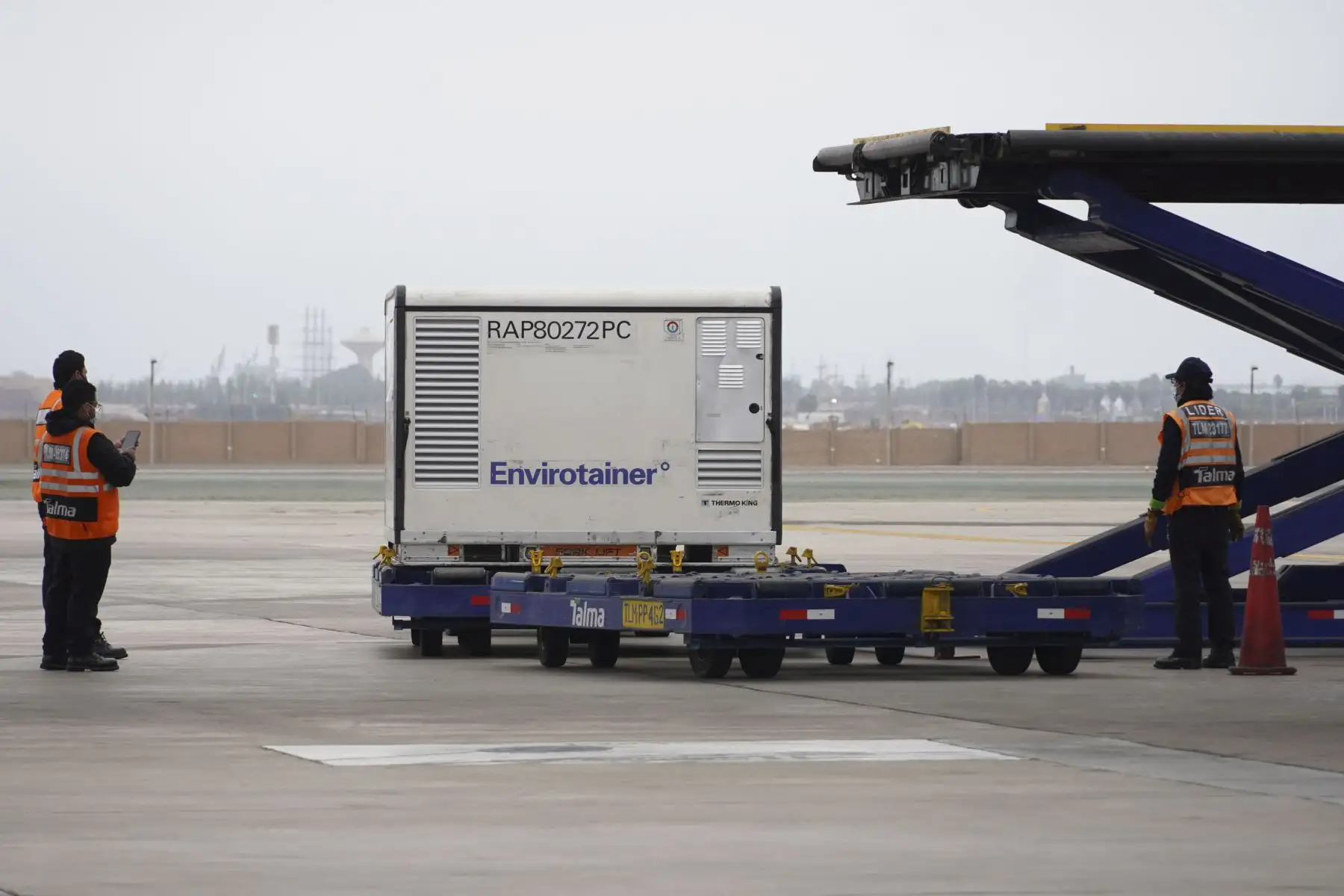 Viceministros de salud reciben un nuevo lote de un millón de vacunas contra la Covid-19 en el Aeropuerto Internacional Jorge Chávez, para continuar con el proceso de vacunación a nivel nacional, ante una tercera ola. Foto: ANDINA/Minsa