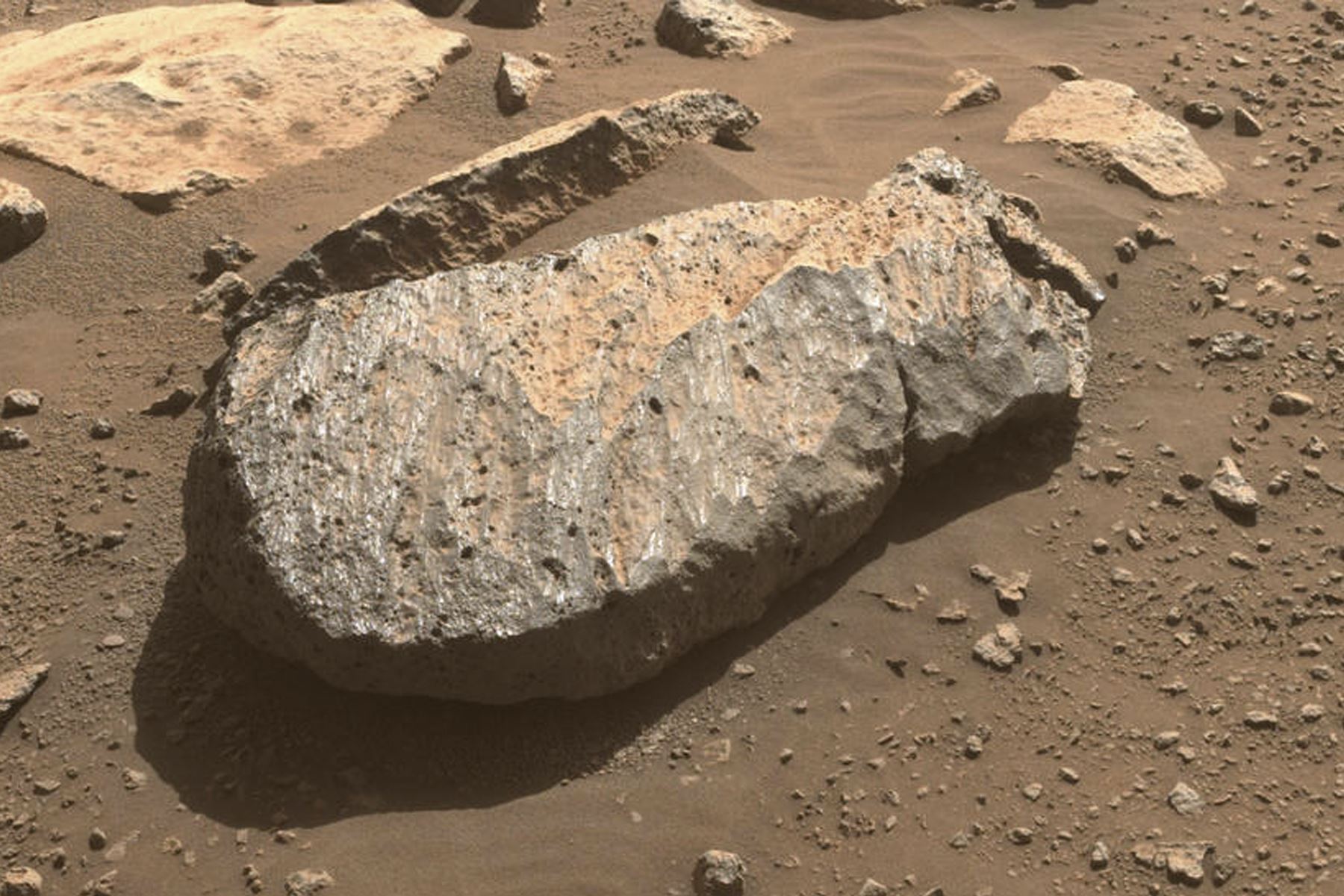 Primer plano de la roca, apodada “Rochette”, que el equipo científico de Perseverance examinará para determinar si tomar de ella una muestra del núcleo de la roca. Foto: NASA/JPL-Caltech.