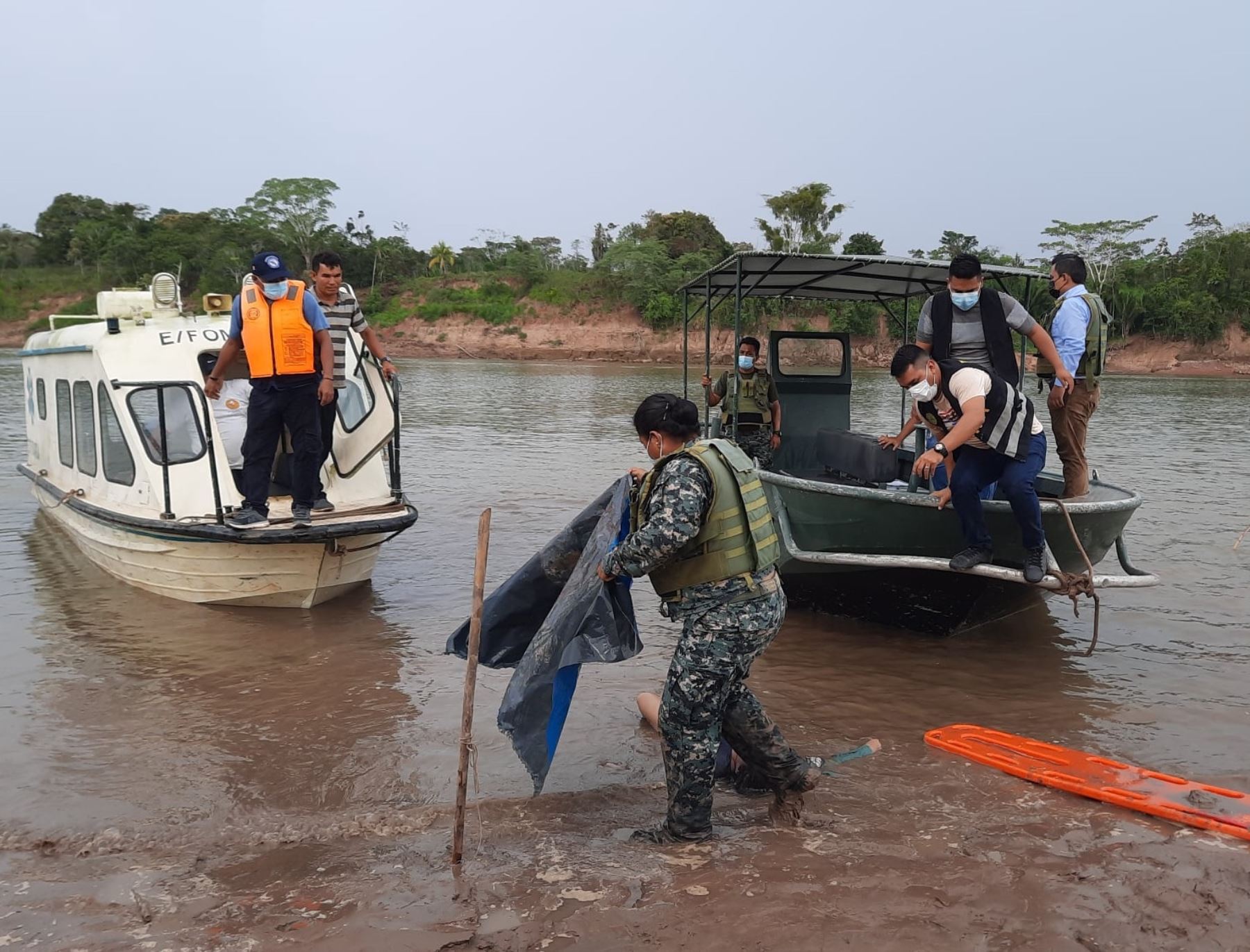 Miembros de la Marina de Guerra del Perú y brigadas de salud reiniciaron esta mañana las labores de búsqueda de los desaparecidos tras choque de embarcaciones fluviales en el río Huallaga. ANDINA/Difusión