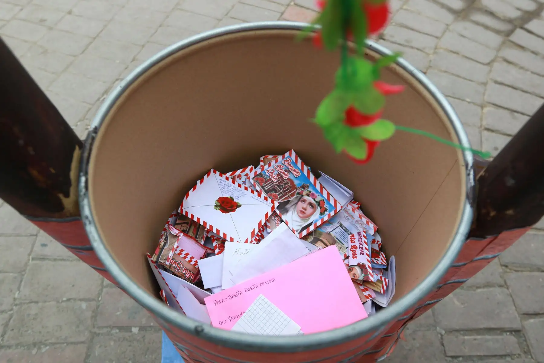 Cientos de devotos de Santa Rosa de Lima dejan sus cartas en el convento de Santa Rosa de Lima.
Foto: ANDINA/Jhonel Rodríguez Robles
