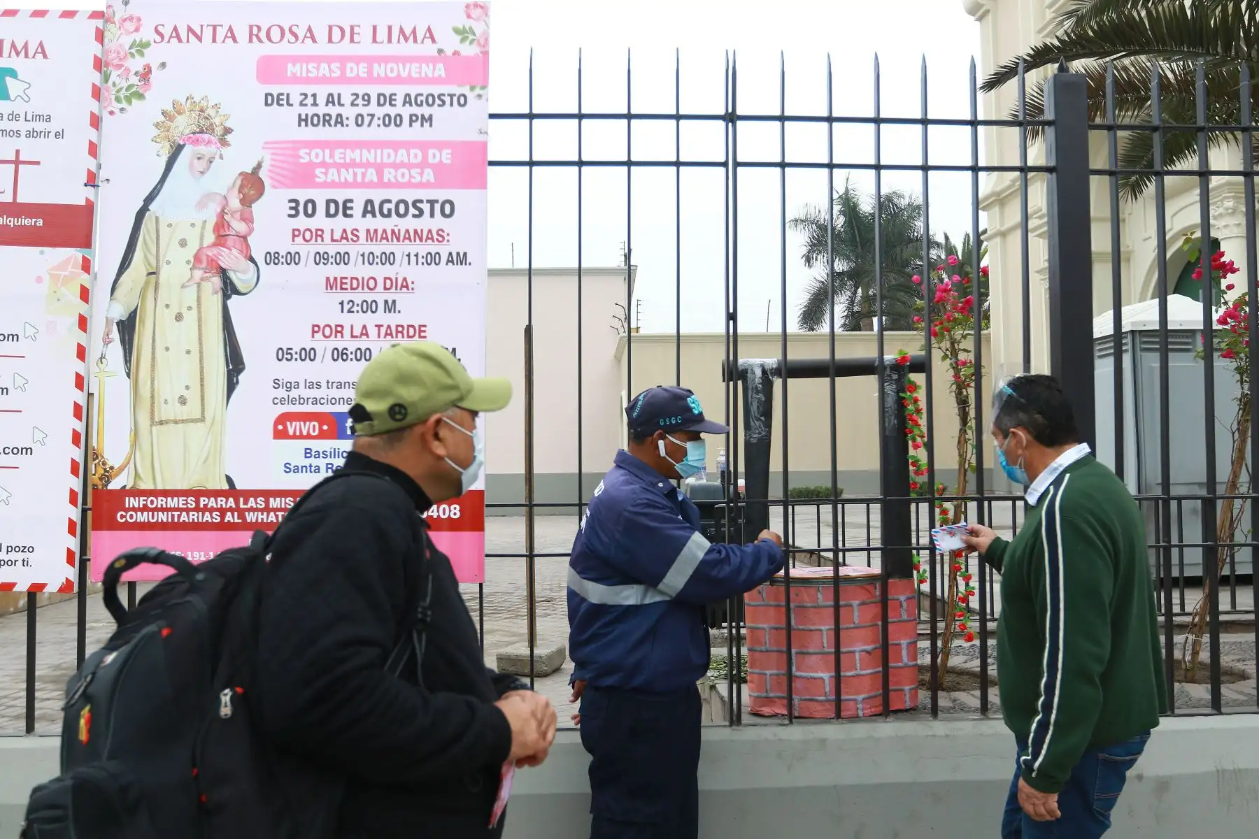 Cientos de devotos de Santa Rosa de Lima dejan sus cartas en el convento de Santa Rosa de Lima.
Foto: ANDINA/Jhonel Rodríguez Robles