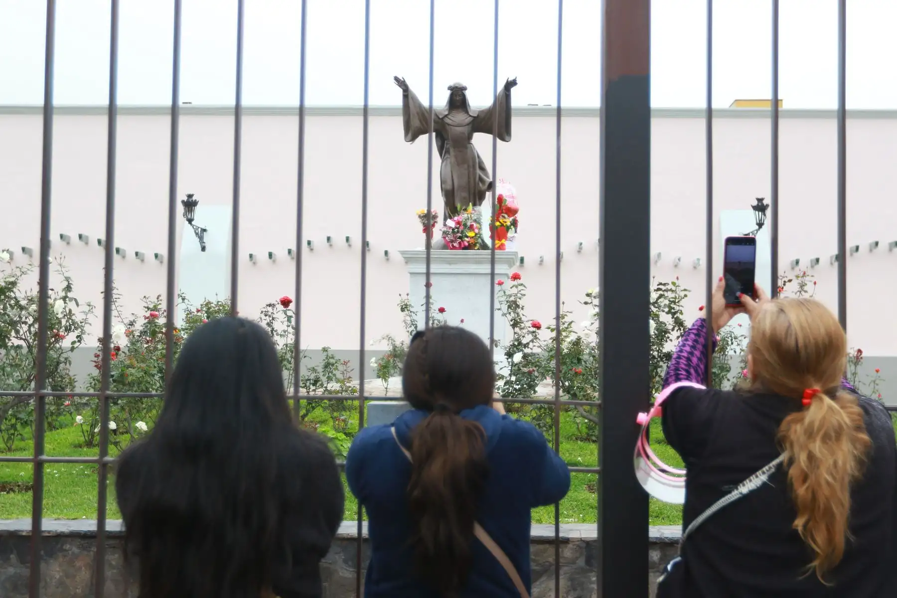 Cientos de devotos de Santa Rosa de Lima dejan sus cartas en el convento de Santa Rosa de Lima.
Foto: ANDINA/Jhonel Rodríguez Robles