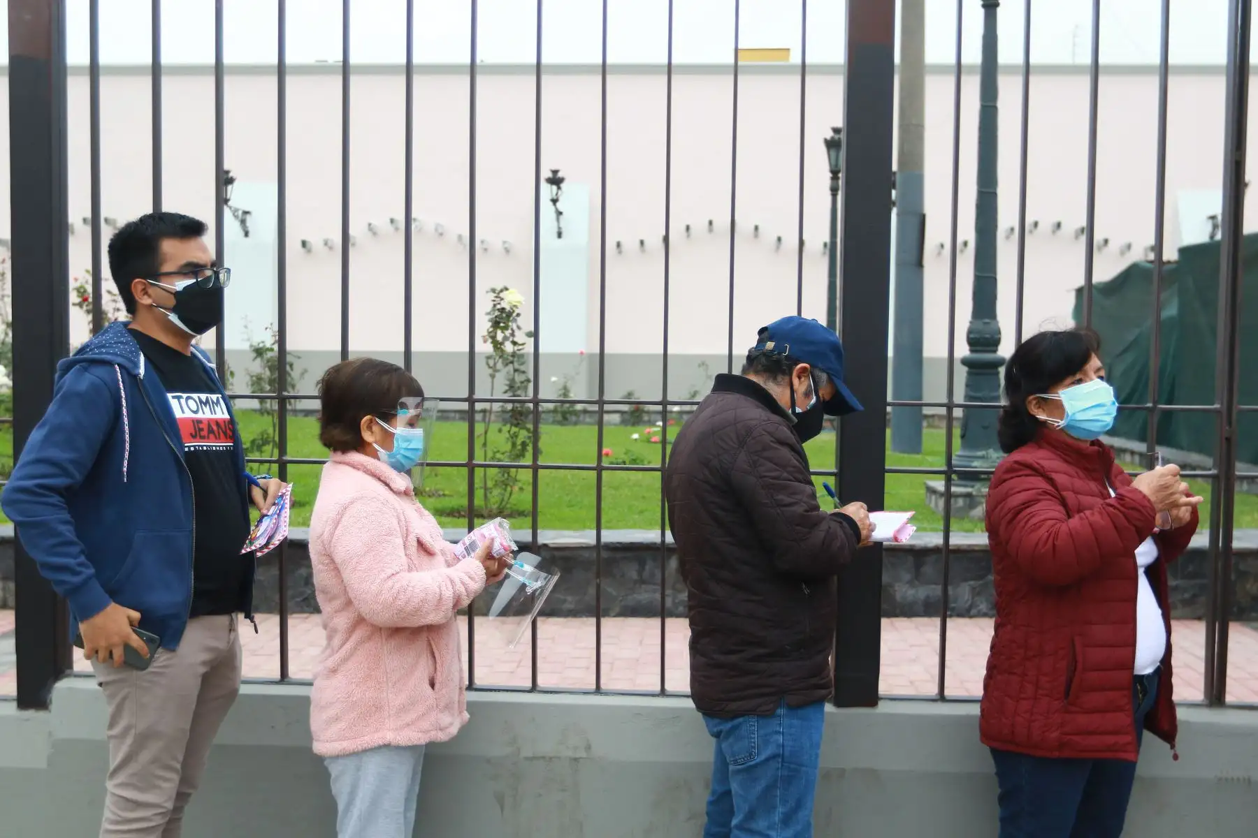 Cientos de devotos de Santa Rosa de Lima dejan sus cartas en el convento de Santa Rosa de Lima.
Foto: ANDINA/Jhonel Rodríguez Robles