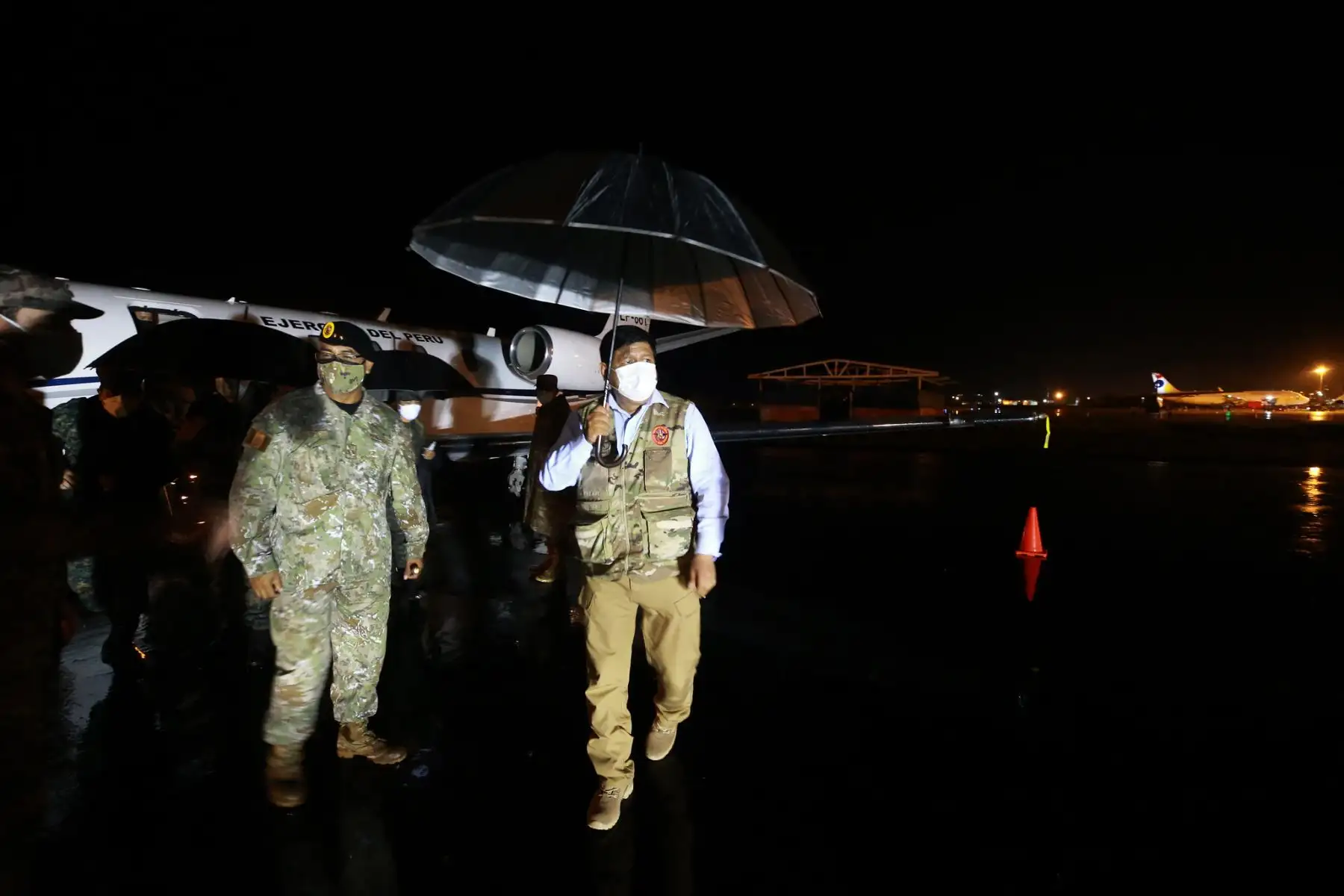 Ministro de Defensa visita a familiares del choque de dos embarcaciones en el rio Huallaga