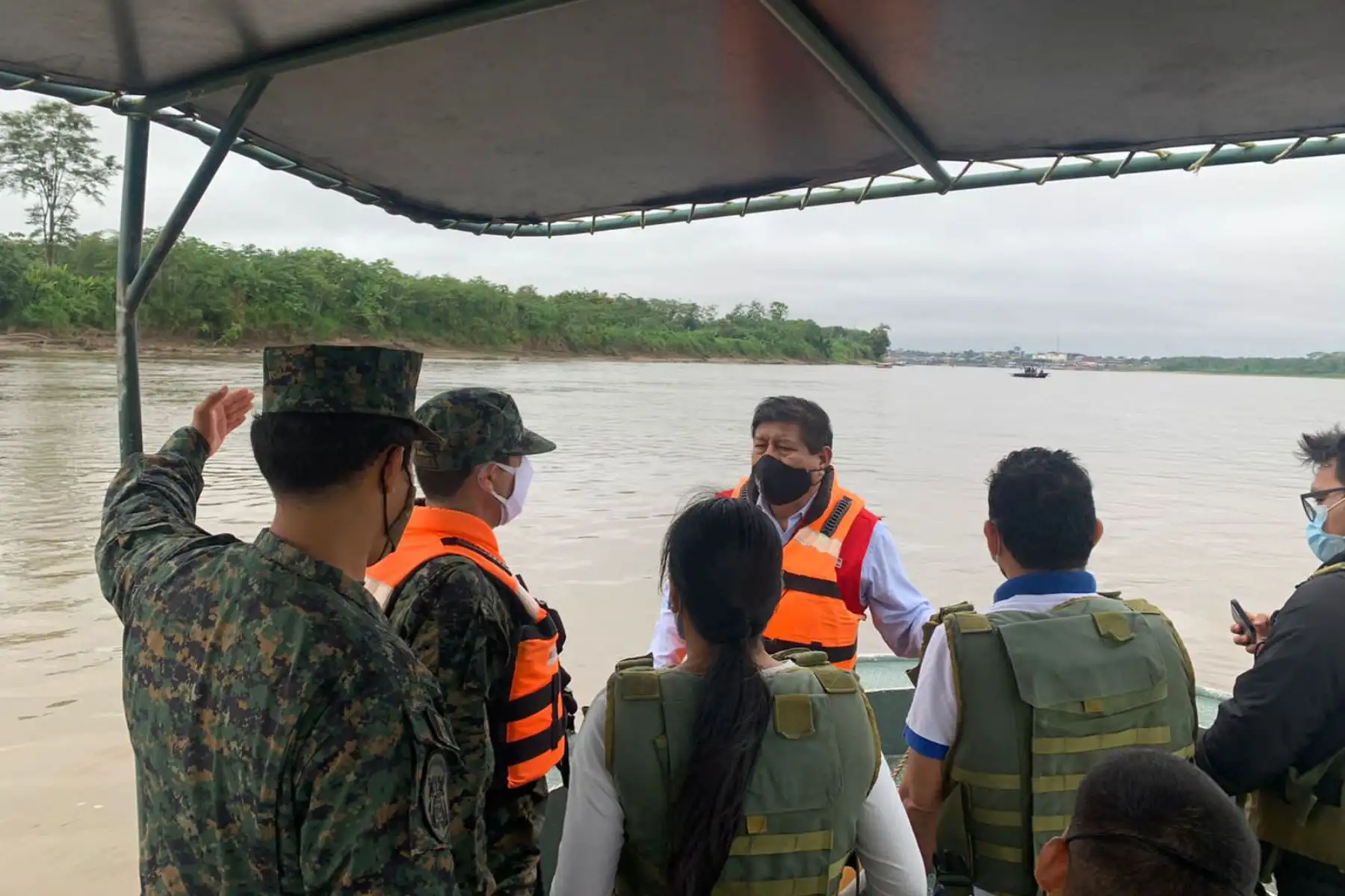 El ministro de Defensa, Walter Ayala y congresistas, recorren la zona donde ocurrió la colisión de embarcaciones en el río Huallaga. Foto: ANDINA/ MINDEF