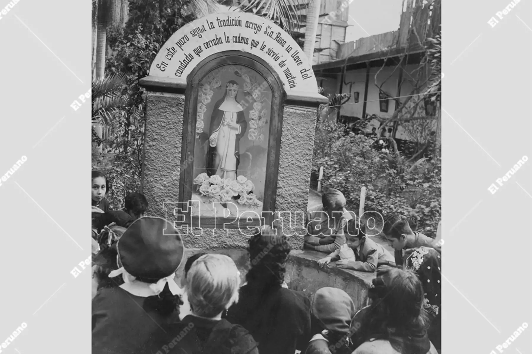 Lima - 29 agosto 1957 / Pozo del Convento de Santa Rosa de Lima, donde según la tradición la santa limeña arrojó la llave que cerraba la cadena que sirvió de martirio. Foto: Archivo Histórico de El Peruano