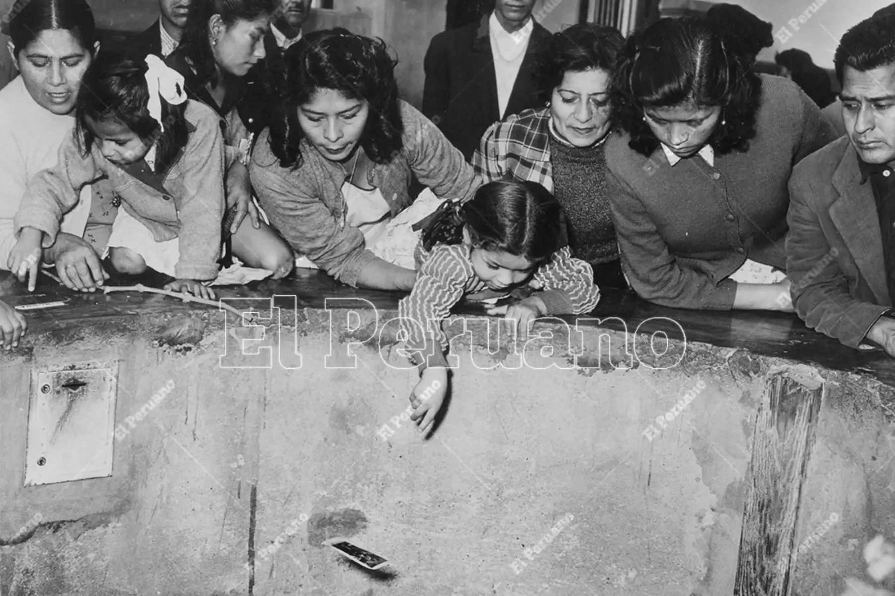 Lima - 29 agosto 1957 / Una niña arroja su carta al pozo de los deseos en el Convento de Santa Rosa de Lima. Foto: Archivo Histórico de El Peruano