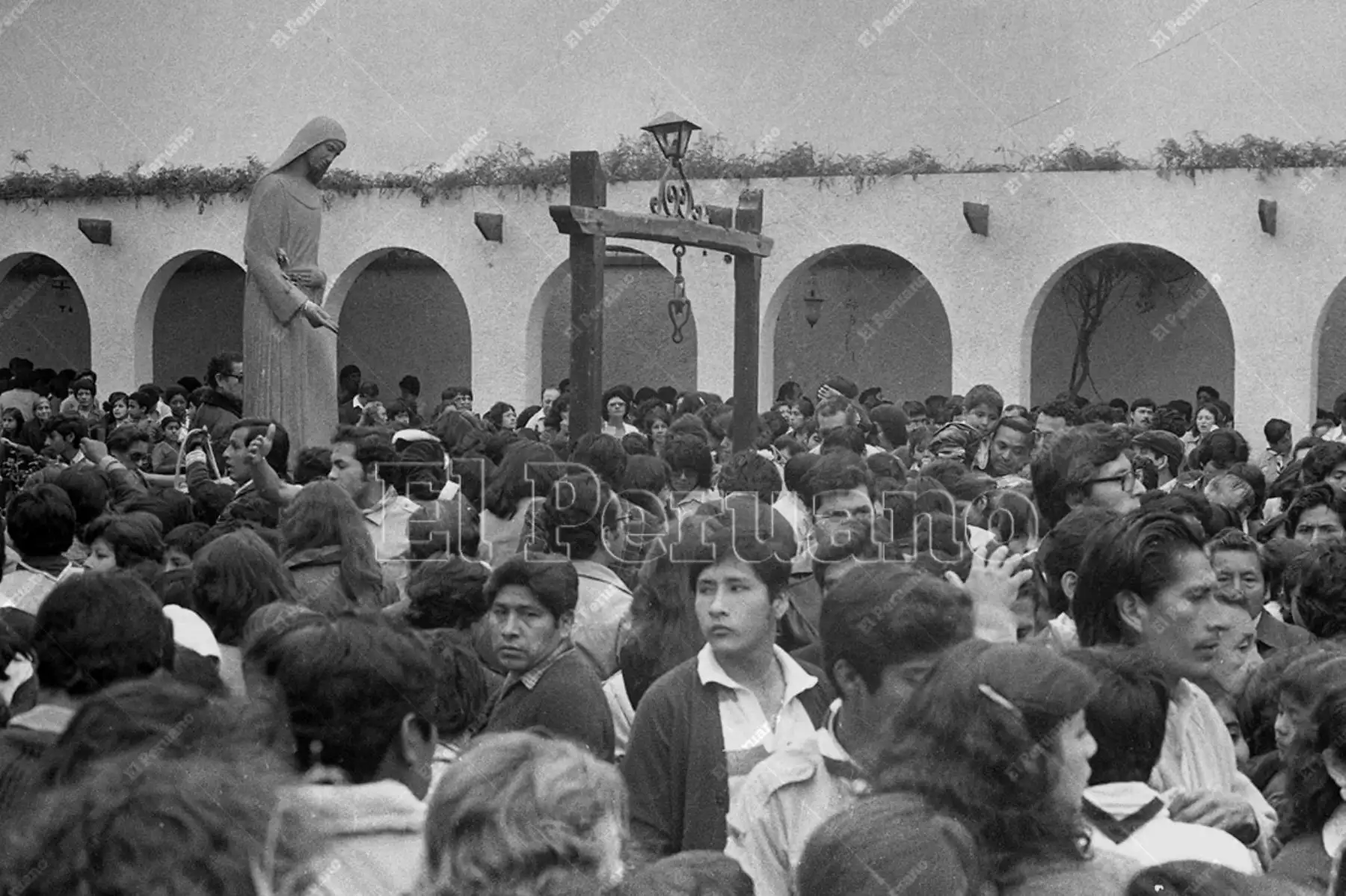 Lima- 30 agosto 1982 / Decenas de fieles visitan el convento de Santa Rosa de Lima en el día de la Patrona de América. Foto: Archivo Histórico de El Peruano / Rómulo Luján