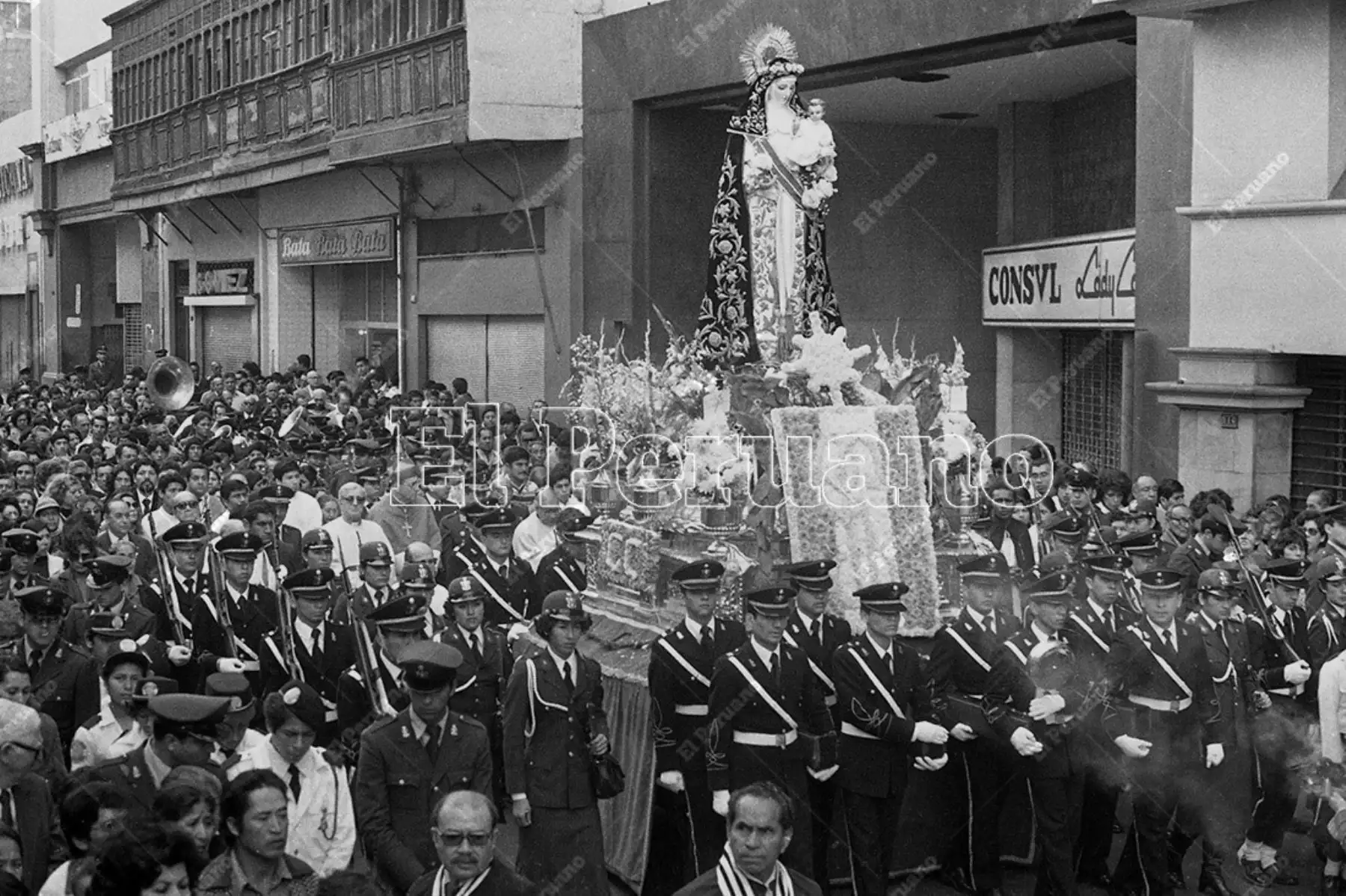 Lima - 30 agosto 1982 / Procesión de Santa Rosa de Lima, Patrona de la Policía Nacional. Foto: Archivo Histórico de El Peruano / Rómulo Luján
