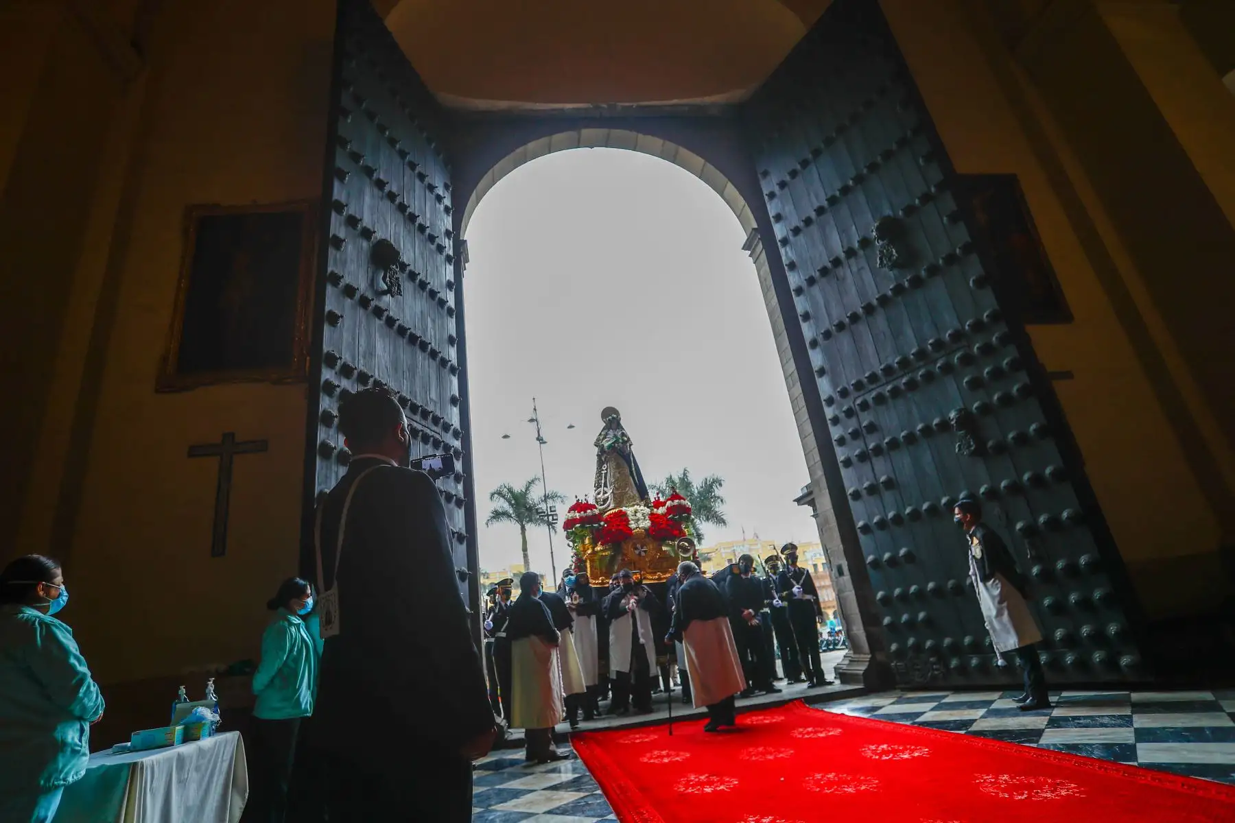 El presidente de la República, Pedro Castillo, participa en una misa en homenaje a Santa Rosa de Lima. Foto: Prensa Presidencia