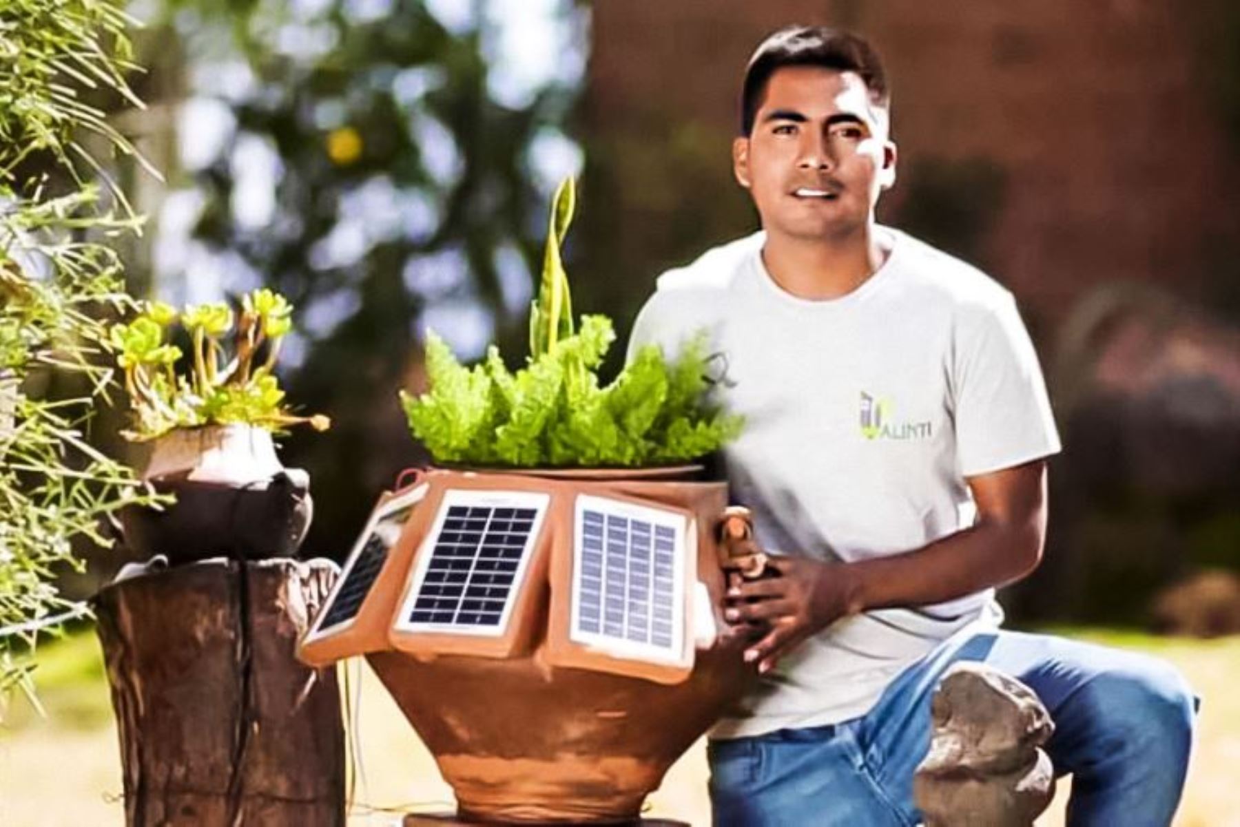 Huantino de 31 años, Hernán Asto Cabezas, ha creado energía electrica a base de plantas para hogares, y próximamente para el alumbrado público.