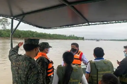 El ministro de Defensa se encuentra desde anoche en Yurimaguas, acompañado del Comandante General de la Marina de Guerra del Perú, Alberto Alcalá.