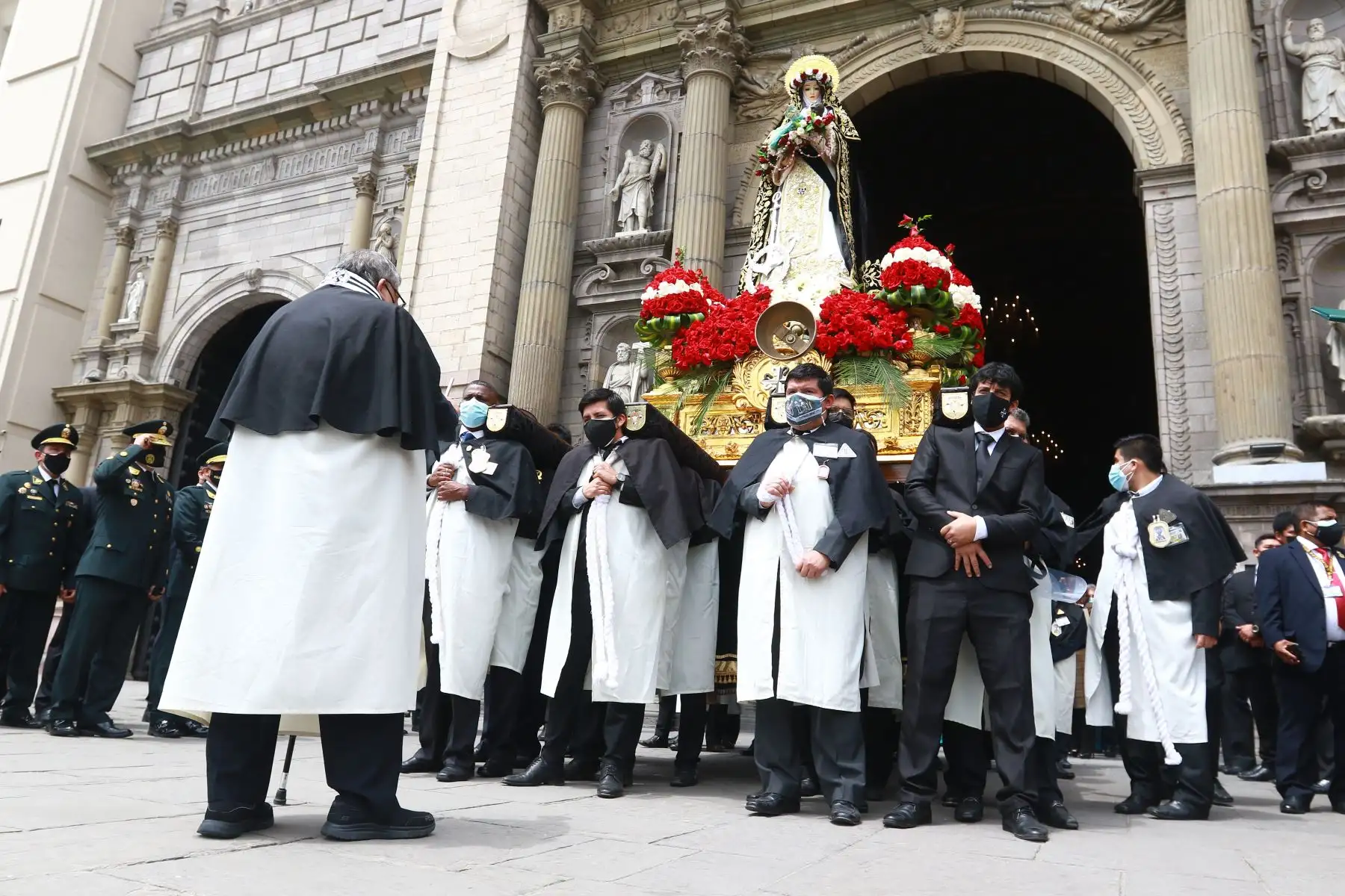 Procesión de Santa Rosa de Lima recorre la Plaza de Armas de la capital. Foto: ANDINA/Jhonel Rodríguez Robles