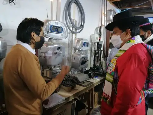 El ministro de Educación, Juan Cadiillo, felicitó al maestro Walter Velásquez, creador del robot Kipi, y destacó la capacidad innovadora del docente natural de Huancavelica