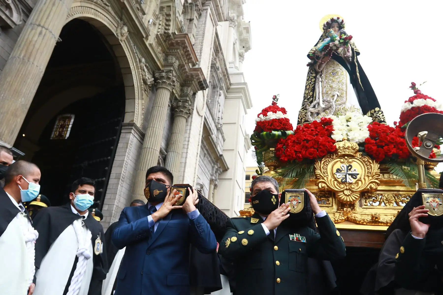 Ministro del Interior, Juan Carrasco Millones carga el anda de Santa Rosa de Lima. Foto: ANDINA/Jhonel Rodríguez Robles