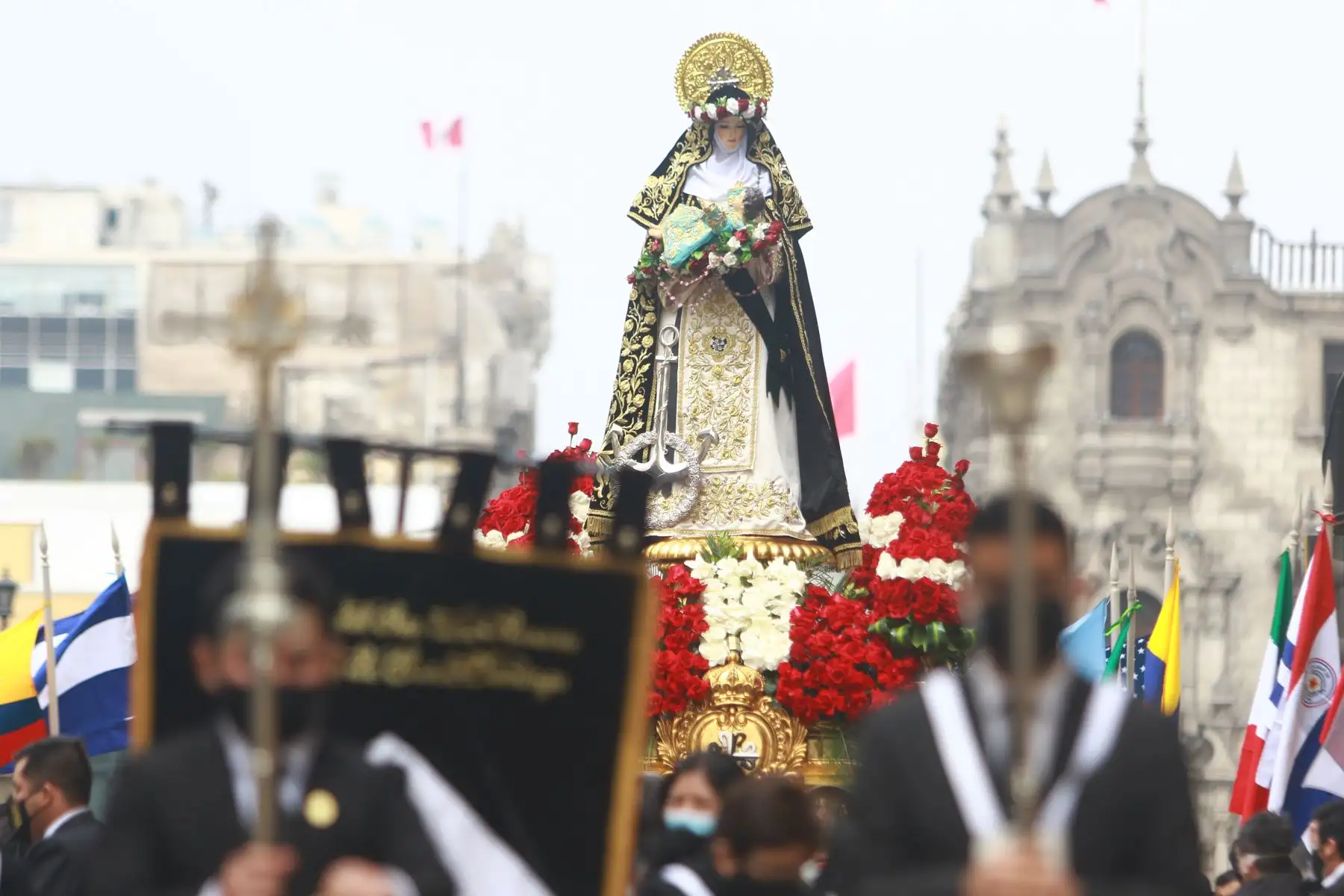 Procesión de Santa Rosa de Lima recorre la Plaza de Armas de la capital. Foto: ANDINA/Jhonel Rodríguez Robles