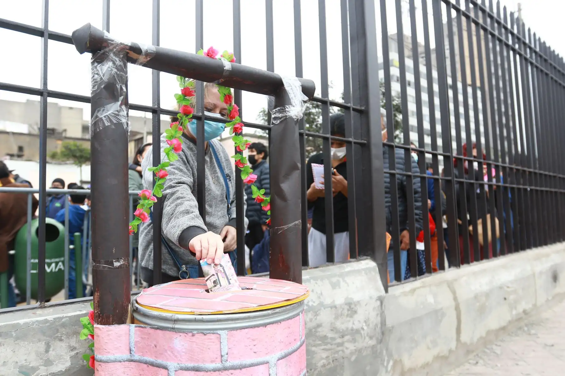 Devotos de Santa Rosa de Lima, la patrona de América, dejan sus cartas en los exteriores del convento de la santa limeña. Foto: ANDINA/Jhonel Rodríguez Robles