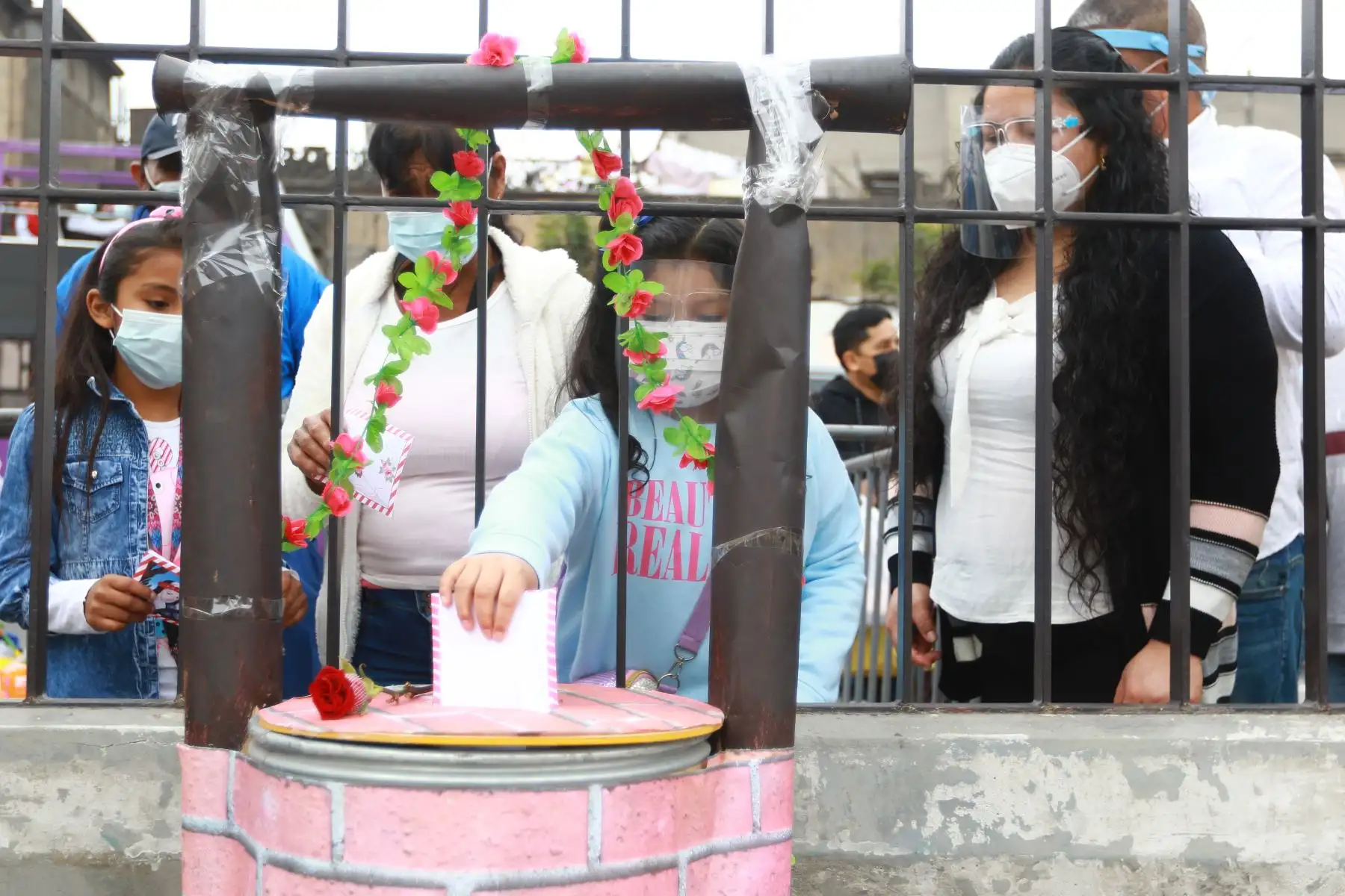 Devotos de Santa Rosa de Lima, la patrona de América, dejan sus cartas en los exteriores del convento de la santa limeña. Foto: ANDINA/Jhonel Rodríguez Robles