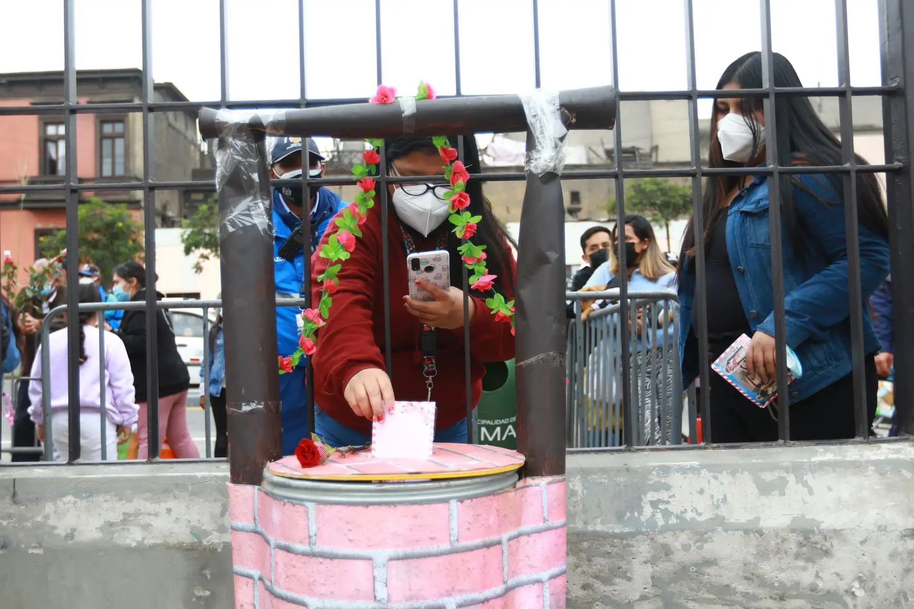 Devotos de Santa Rosa de Lima, la patrona de América, dejan sus cartas en los exteriores del convento de la santa limeña. Foto: ANDINA/Jhonel Rodríguez Robles