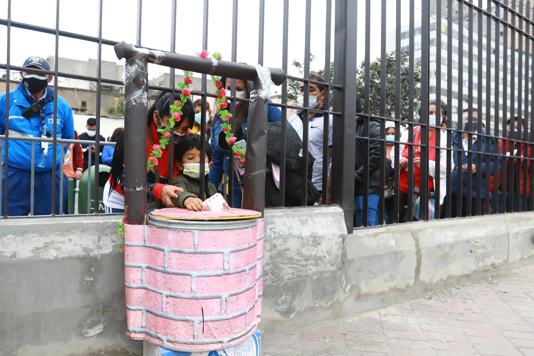 Devotos de Santa Rosa de Lima, la patrona de América, dejan sus cartas en los exteriores del convento de la santa limeña. Foto: ANDINA/Jhonel Rodríguez Robles