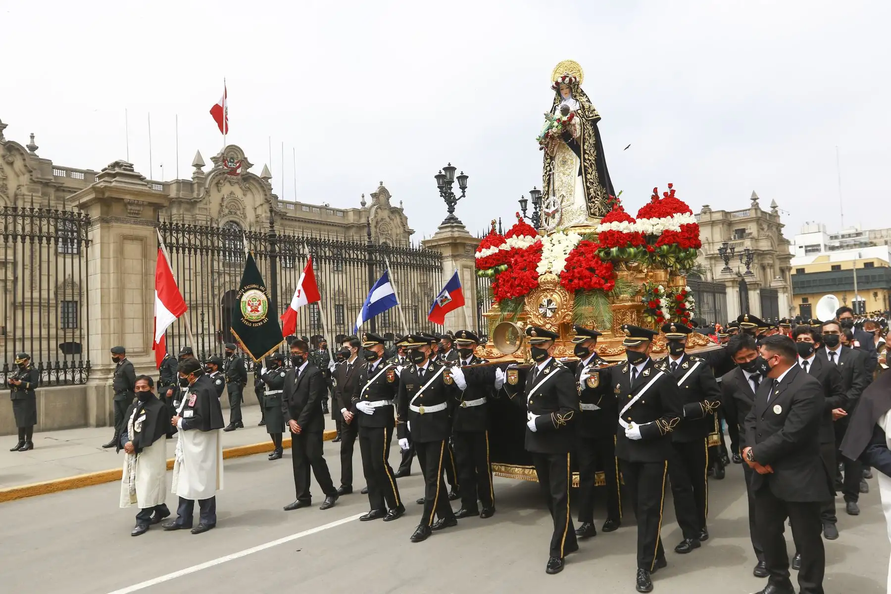 Procesión de Santa Rosa de Lima recorre la Plaza de Armas de la capital. Foto: ANDINA/Jhonel Rodríguez Robles