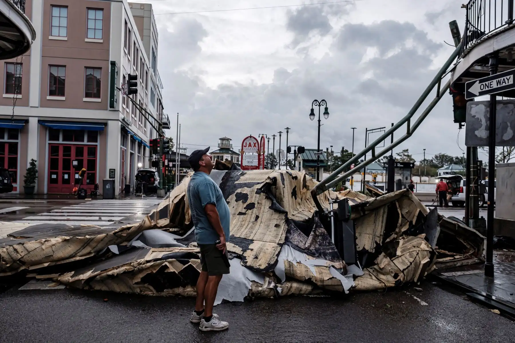 Un hombre observa como quedó el recinto luego que el huracán Ida arrancara parte del techo tras su paso en Nueva Orleans, Luisiana, Estados Unidos. Foto: EFE