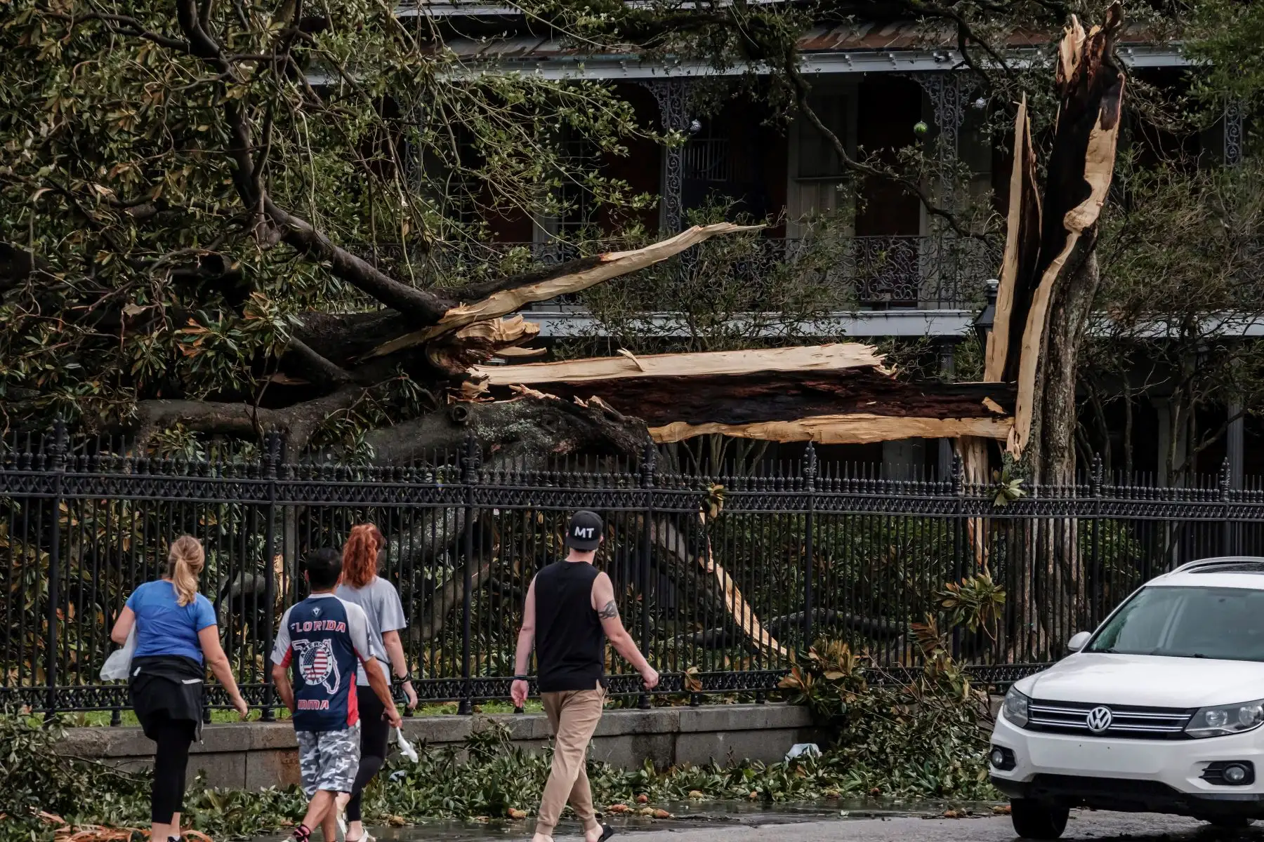 Un árbol caído tras el paso del huracán Ida en Jackson Square, en el Barrio Francés de Nueva Orleans, Louisiana, Estados Unidos. Foto: EFE