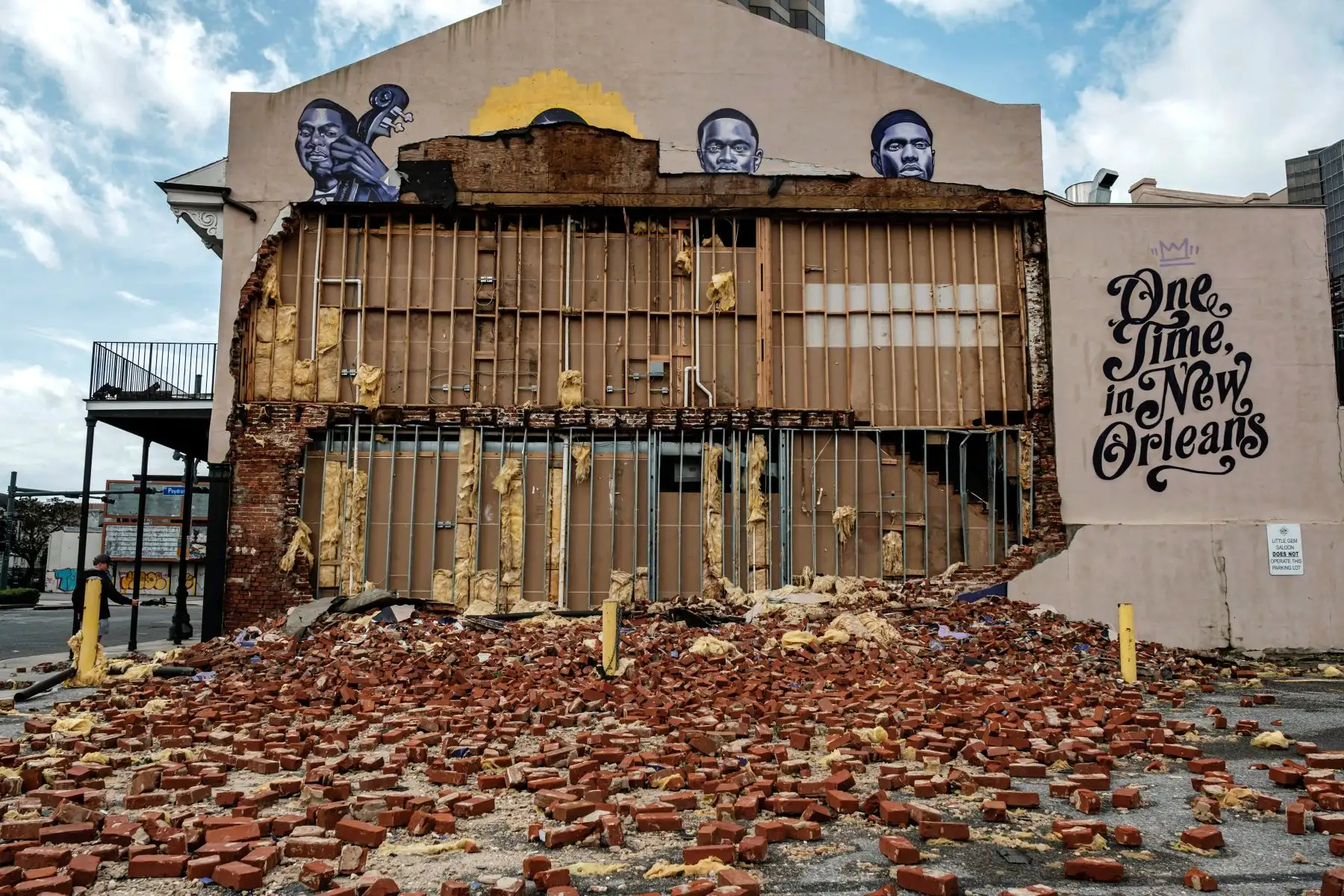 Una pared caída de un edificio en el Distrito Central de Negocios tras el paso huracán Ida, en Nueva Orleans, Louisiana, Estados Unidos. Foto: EFE