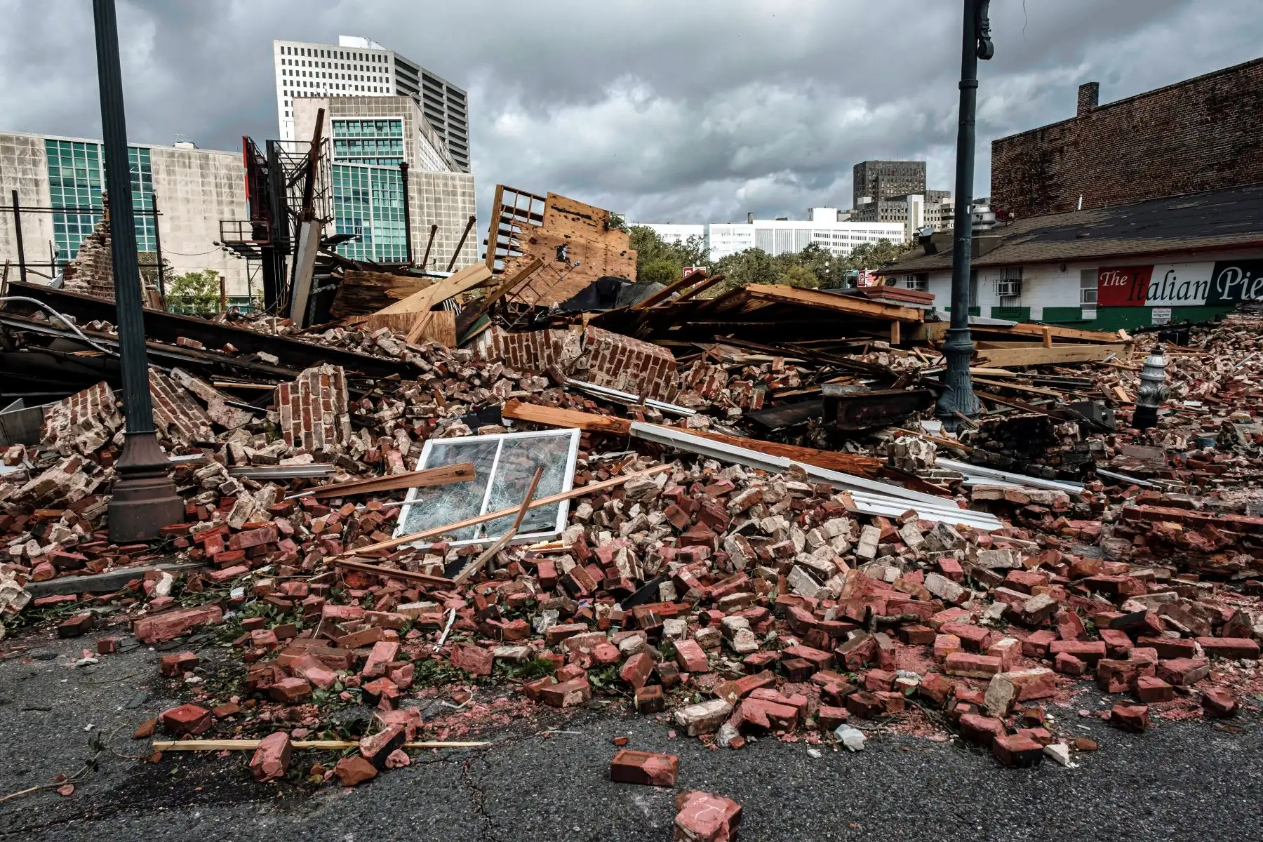 Ladrillos de un edificio colapsado en una calle del Distrito Central de Negocios tras el paso del huracán Ida, en Nueva Orleans, Louisiana, Estados Unidos. Foto: EFE