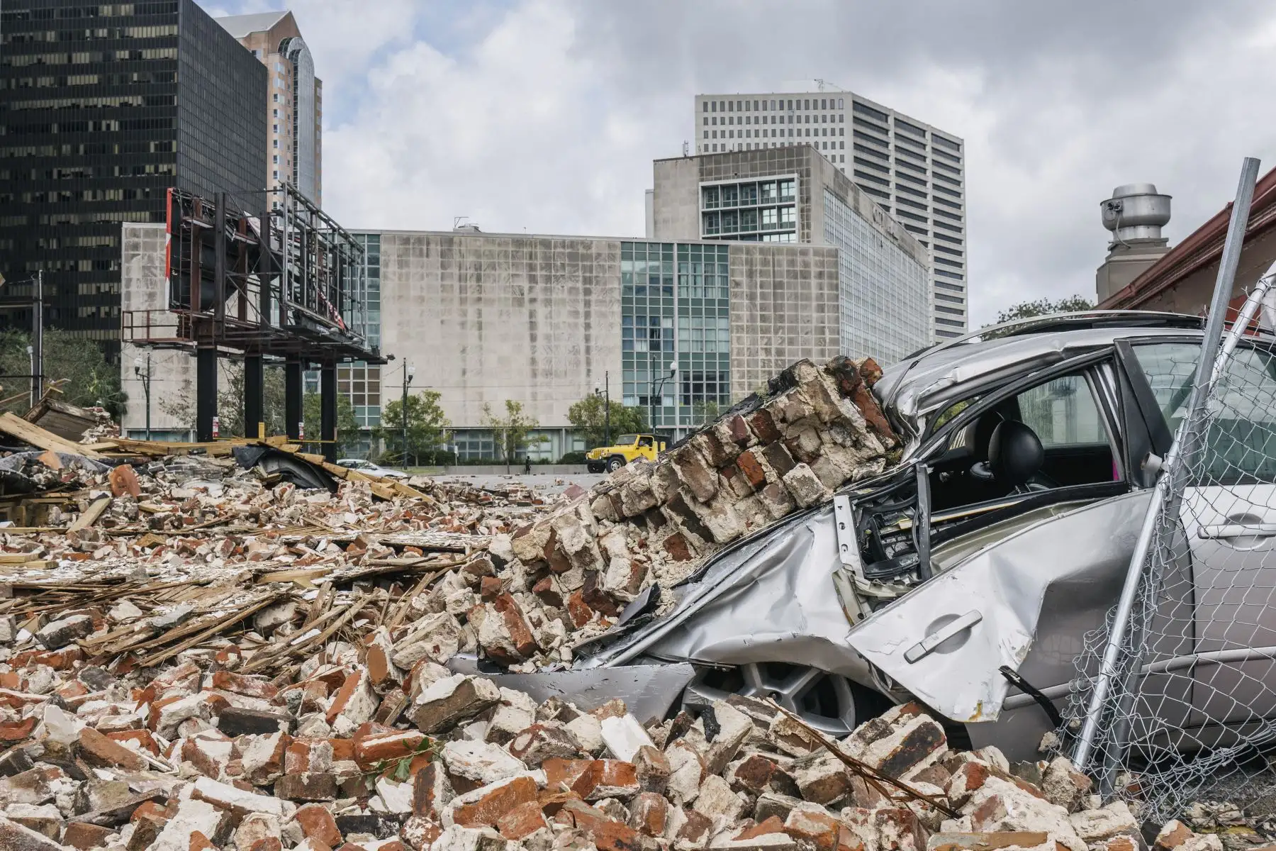 Un coche debajo de los escombros de un edificio tras el paso del huracán Ida, en Nueva Orleans, Louisiana, Estados Unidos. Foto: AFP