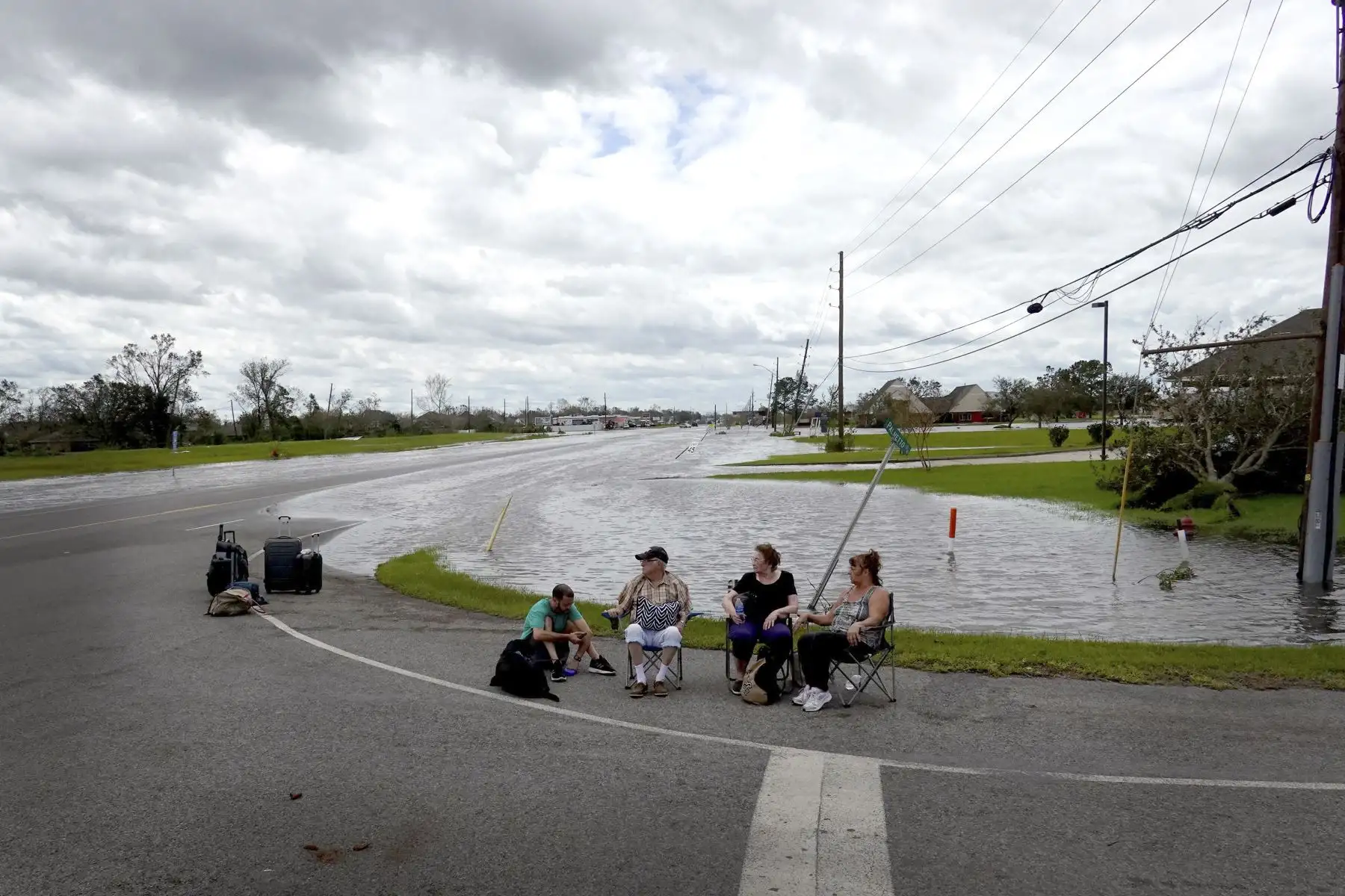 Personas esperan el transporte después de ser rescatada en un vecindario inundado tras el paso del huracán Ida, en Laplace, Louisiana, Estados Unidos. Foto: AFP