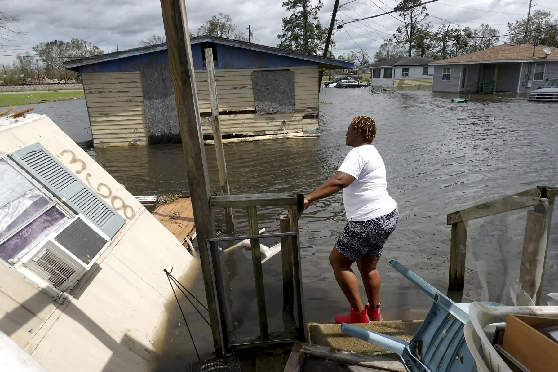 Dina Lewis rescata artículos de su casa después que fuera destruida por el huracán Ida, en Laplace, Louisiana, Estados Unidos. Foto: AFP
