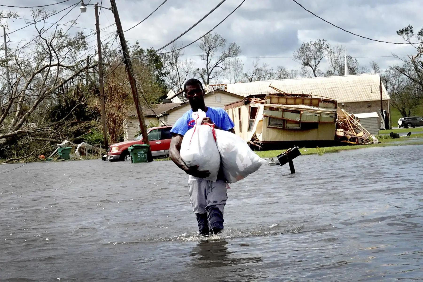 Los residentes inspeccionan los daños a sus hogares y tratan de rescatar algunas pertenencias que fueron afectadas tras el paso del huracán Ida, en Laplace, Louisiana, Estados Unidos. Foto: AFP