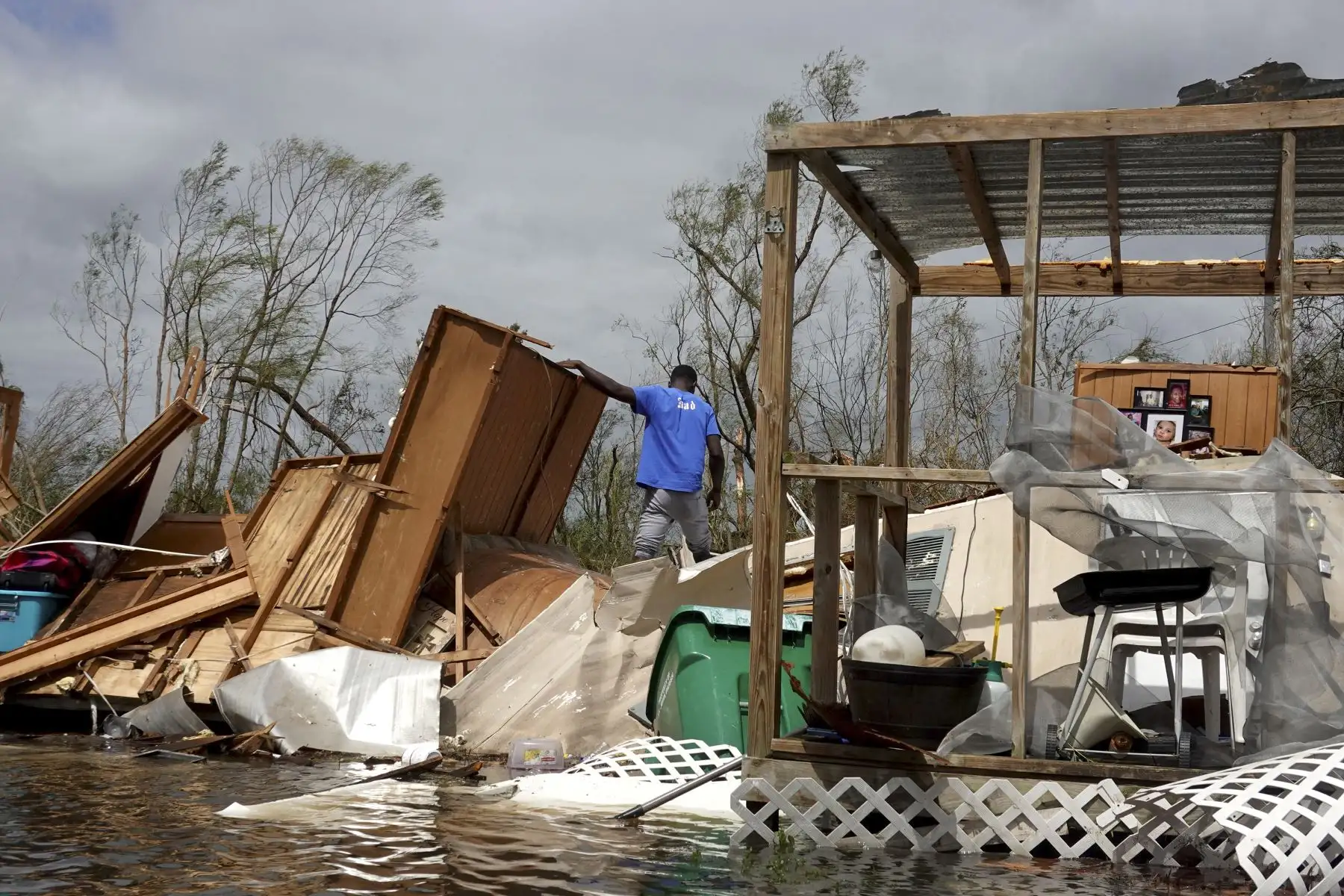 Alonzo Lewis rescata artículos de la casa de su madre después que fuera destruida por el huracán Ida, en Laplace, Louisiana, Estados Unidos. Foto: AFP