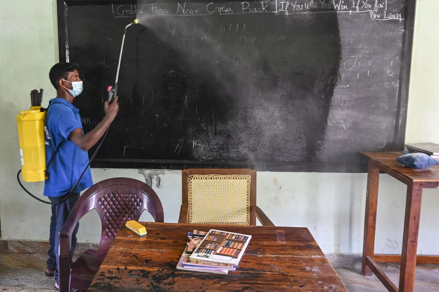 Un trabajador realiza trabajos de saneamiento en una escuela mientras se preparan para la reapertura después de la relajación del cierre del covid-19 en Chennai.
Foto: AFP