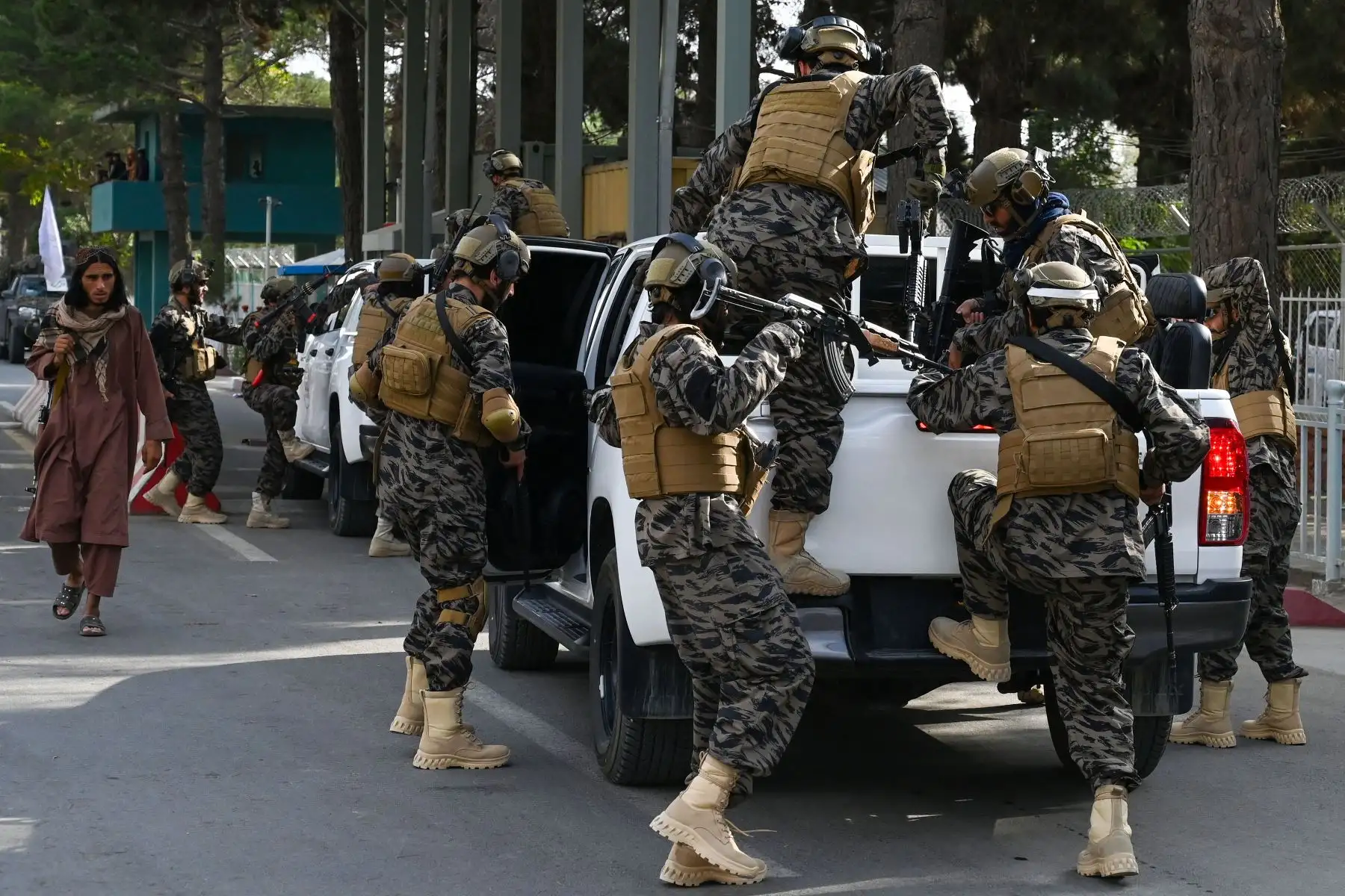 Miembros de la unidad militar talibán Badri 313 llegan a la puerta de entrada principal del aeropuerto de Kabul, después de que Estados Unidos retirara todas sus tropas del país.
Foto: AFP